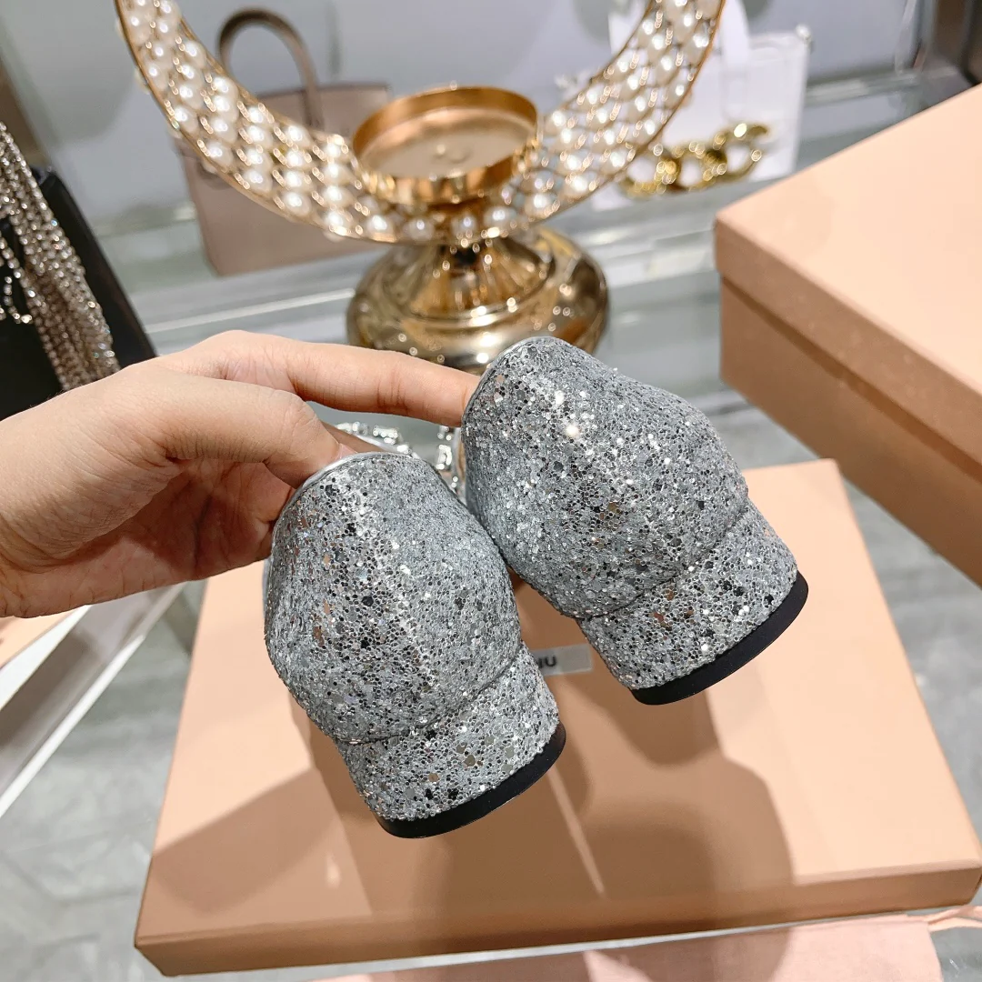 Новинка сезона осень/зима 2023 от Miu Miu - Туфли Мэри Джейн со стразами - Серебристые