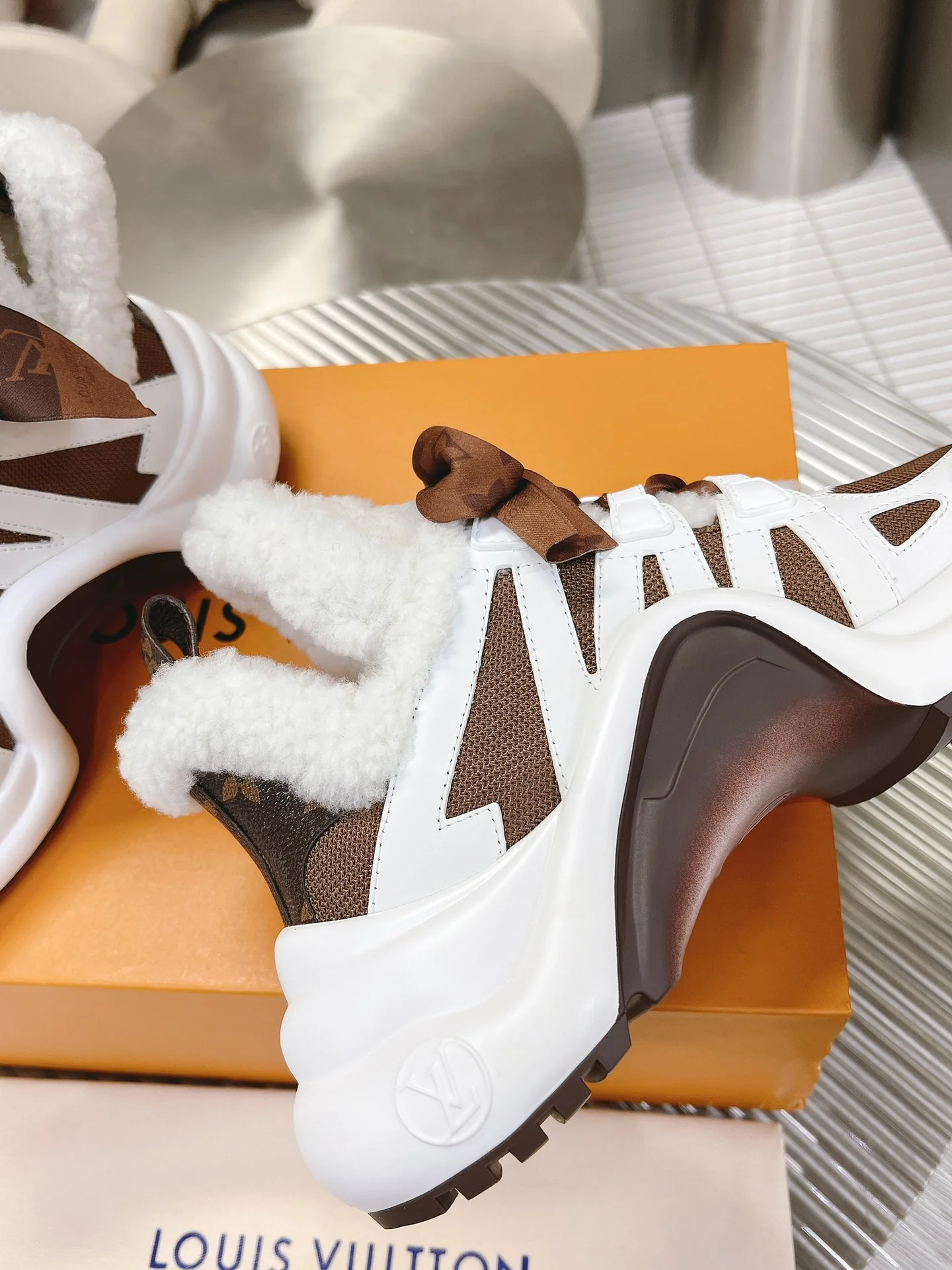 LV - Массивные туфли из шелковой кожи - Коричневые