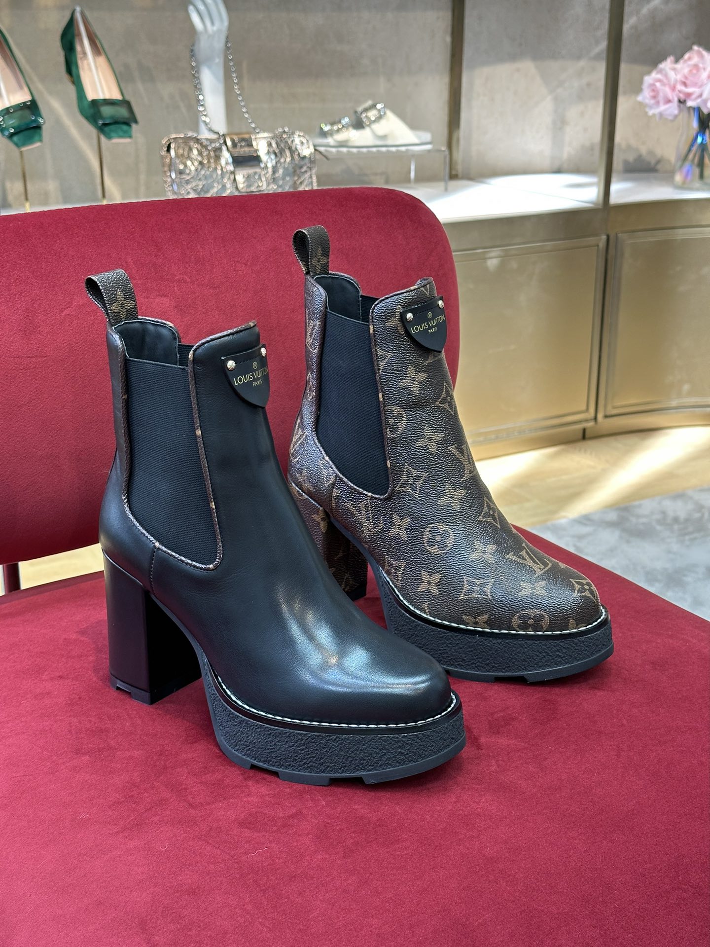 LV - Новинка сезона осень/зима 2022 - Ботильоны на массивном каблуке и платформе - Черные