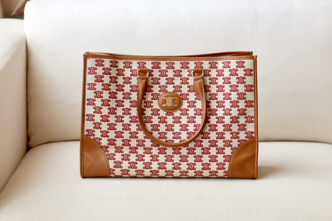 Сумка Celine Cabas Triomphe с вышивкой, горизонтальная.