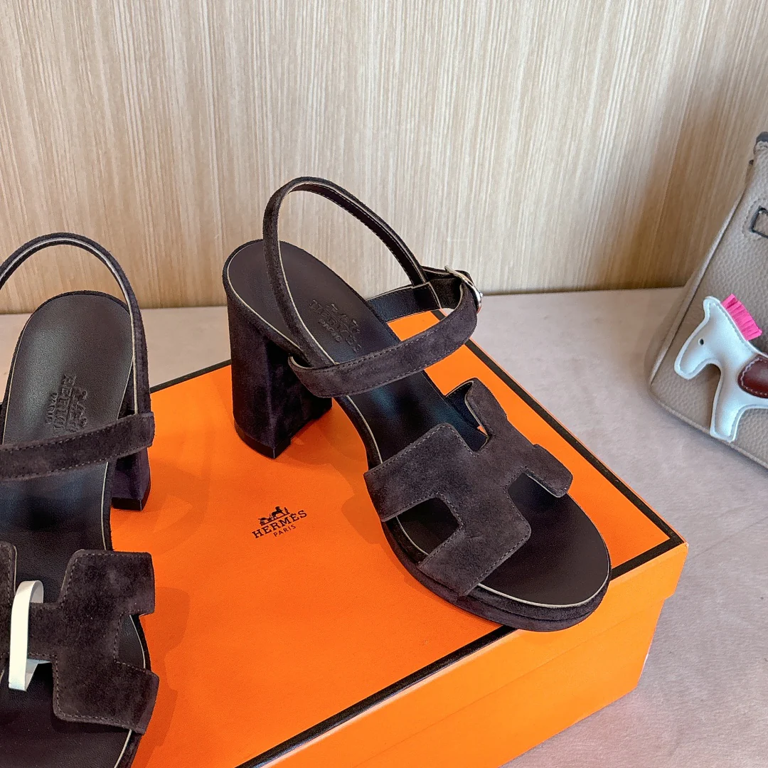 Модные босоножки на высоком каблуке Hermes 2024 года — темно-коричневые.