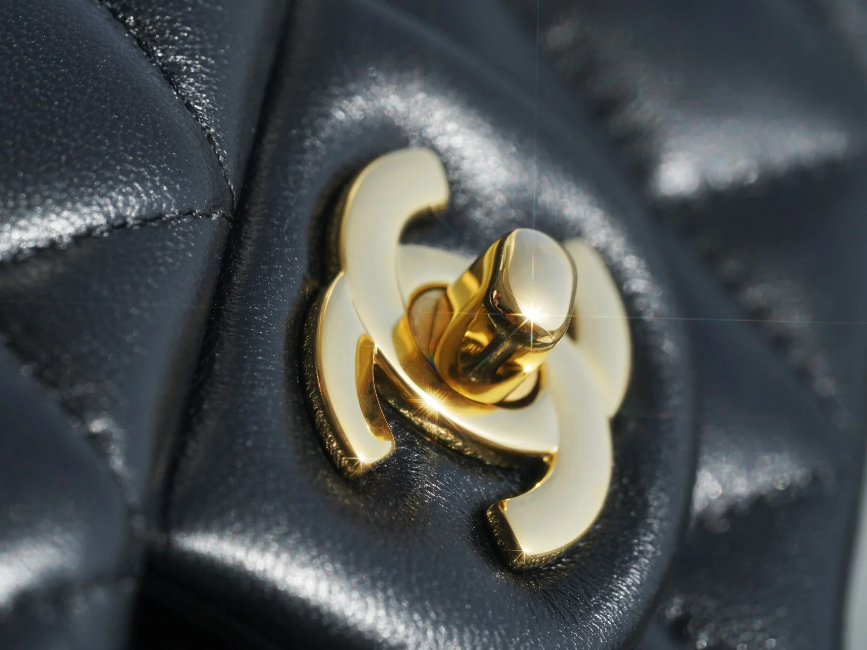 Мини-сумка Chanel CF 20 см из черной овечьей кожи с золотой пряжкой CF20