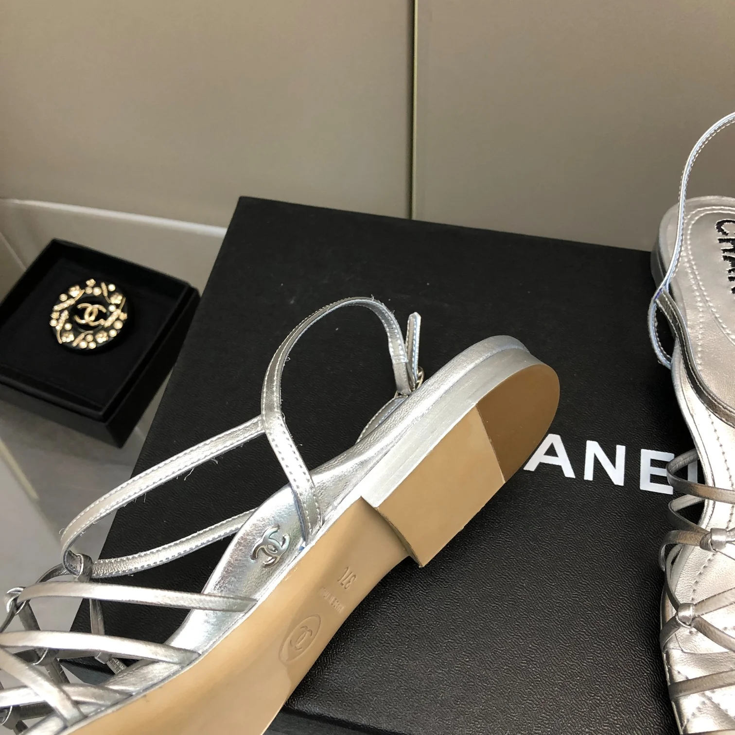 Сандалии Chanel на плоской подошве - 1