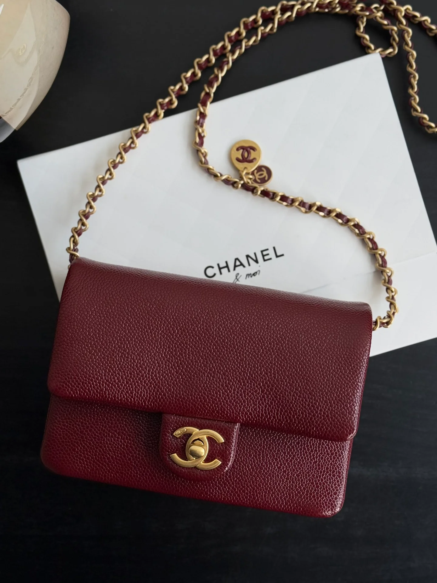 Маленькая сумка Chanel с клапаном (без стеганой отделки) - бордовая.