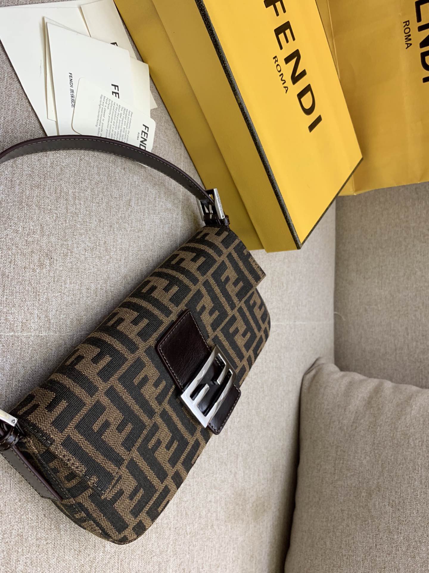 Сумка Fendi Baguette Medium Monogram