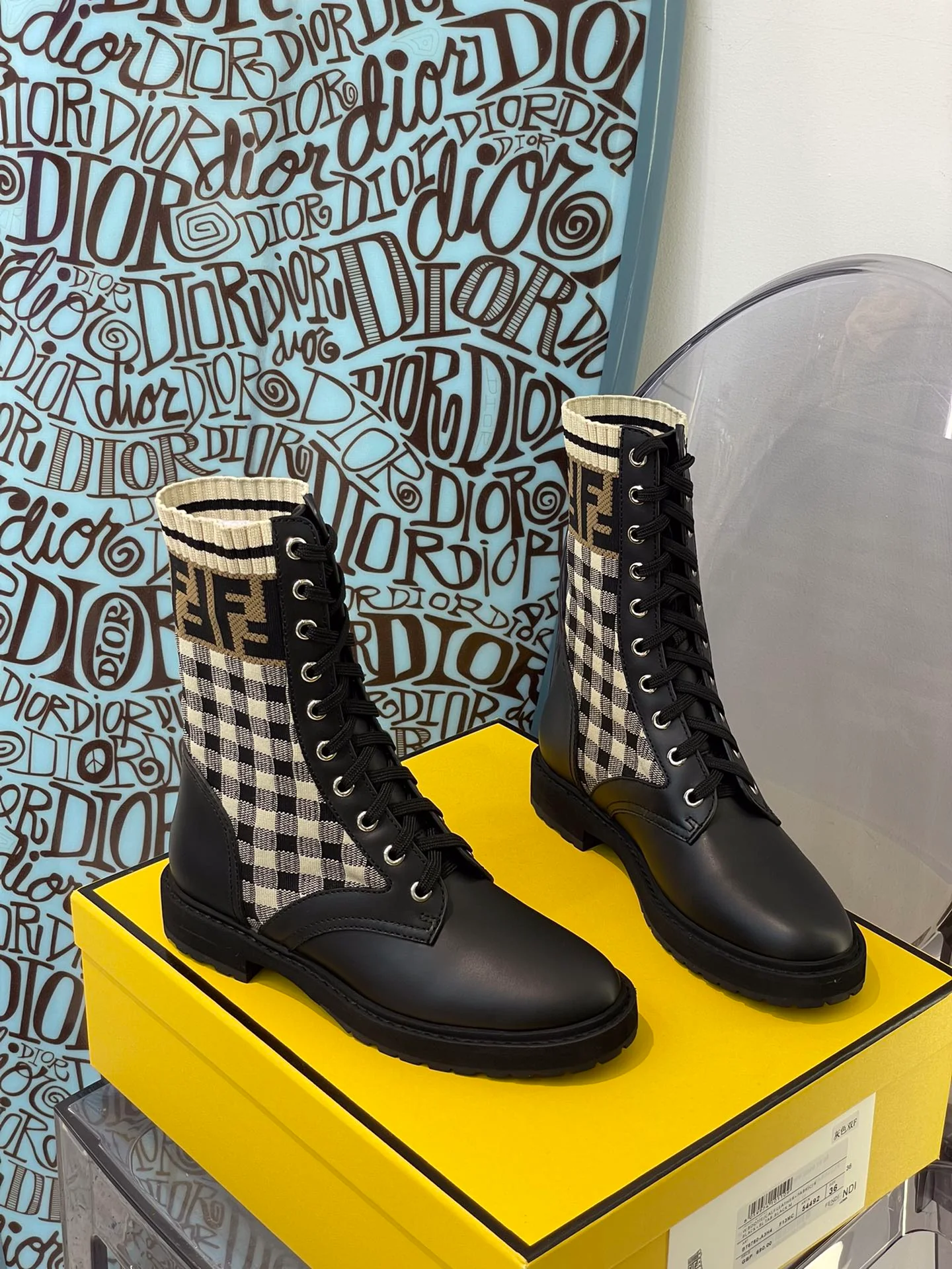 Fendi - Потрясающие сапоги-ботфорты на шнуровке, напоминающие носки.