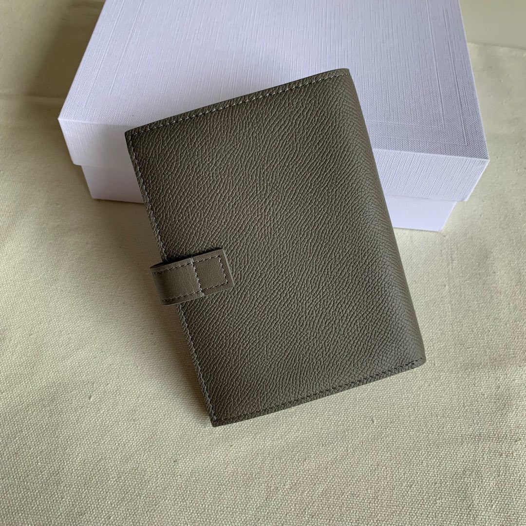 Celine-STRAP 粒面小牛皮钱包