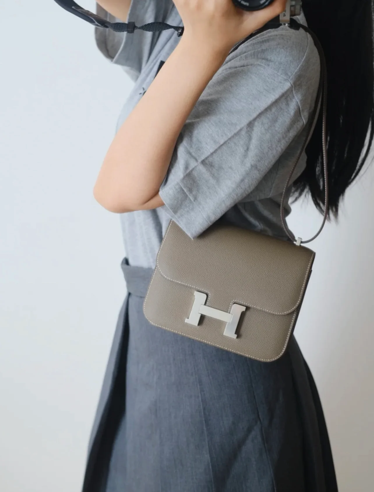 Миниатюрная пряжка Hermes Constance цвета ?слон?, серо-серебристая