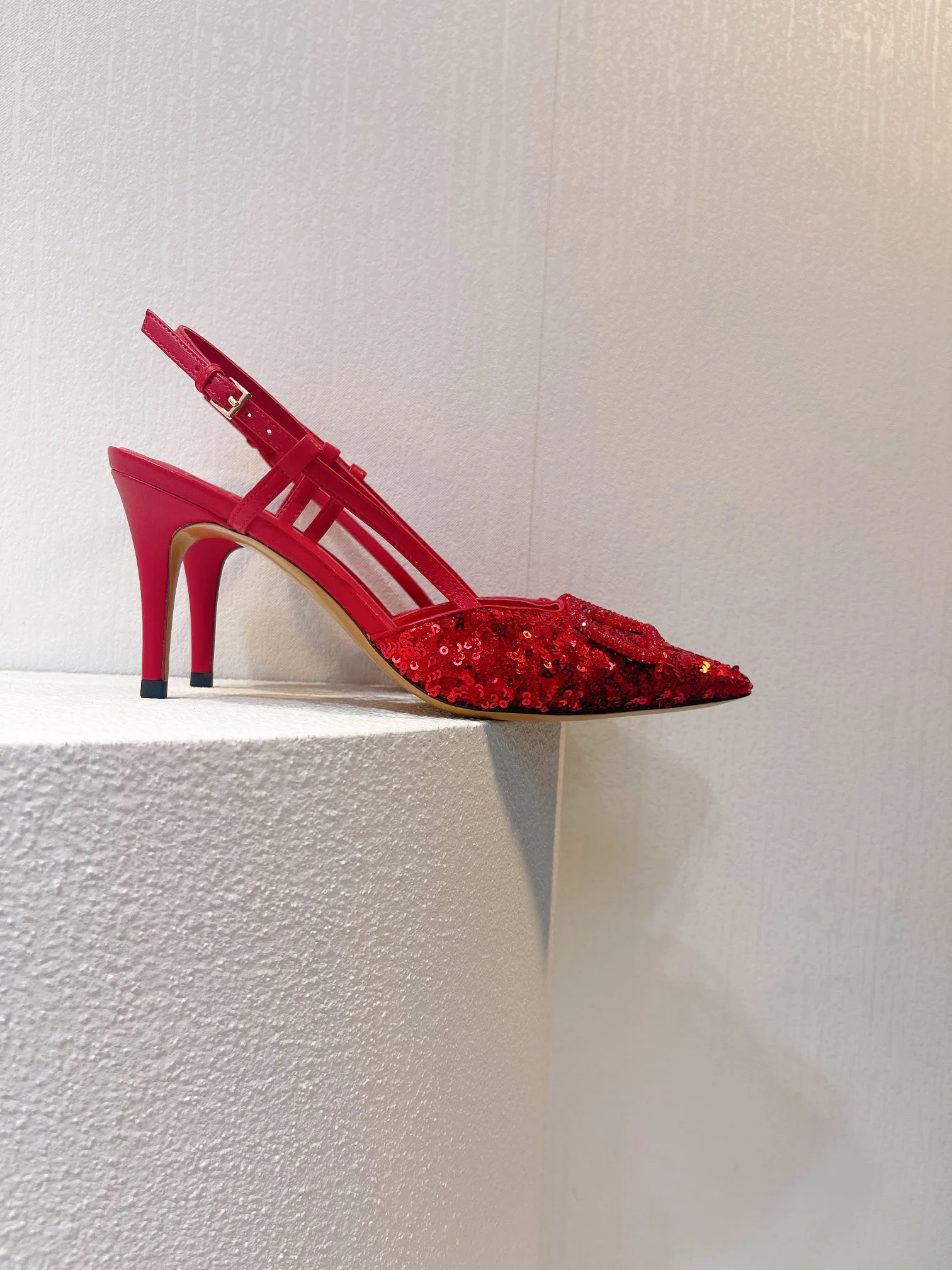 Новинка с официального сайта Valentino 2023 — Глянцевые босоножки на низком каблуке с острым носком — 8 см — Красные