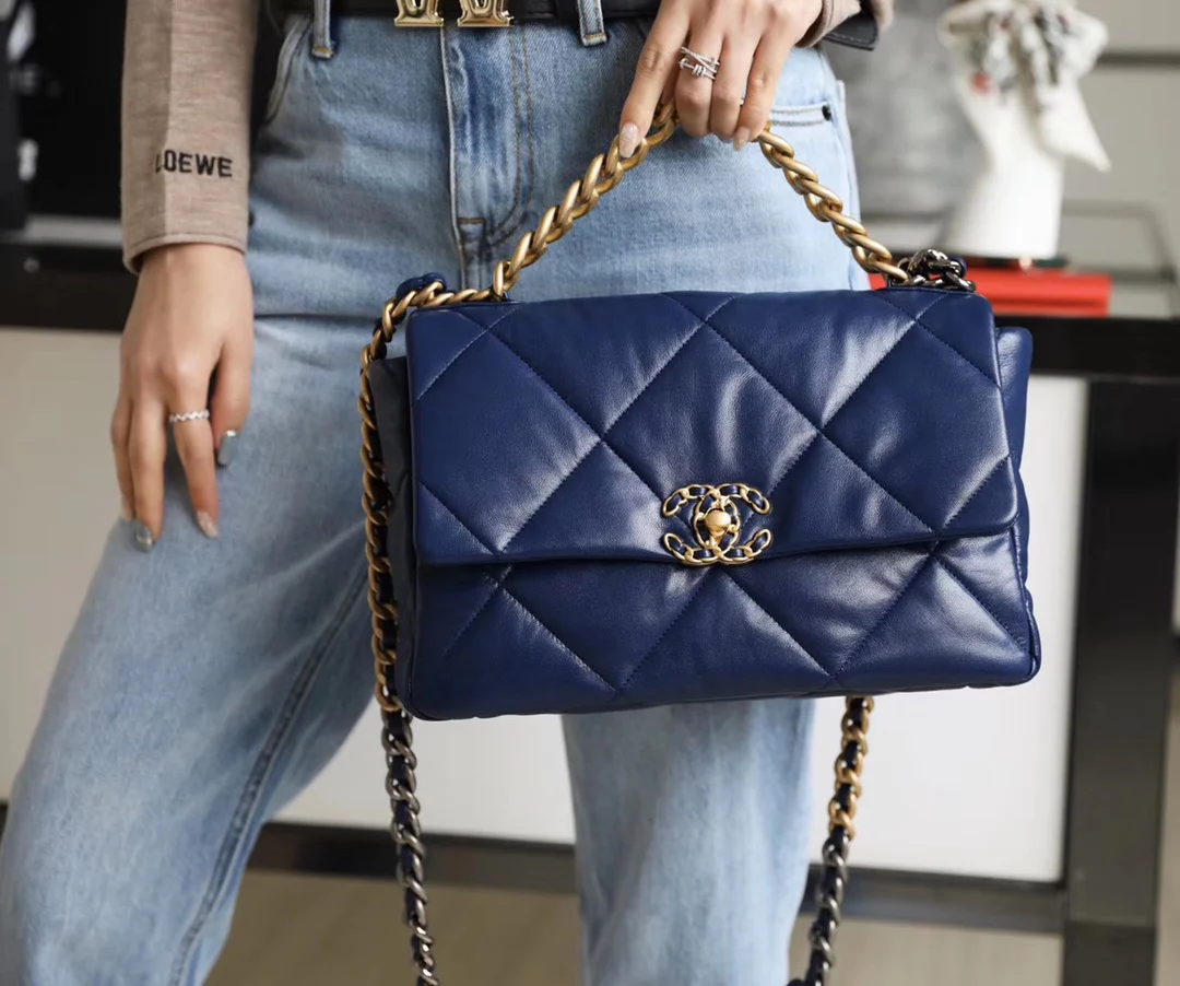 Сумка Chanel 19, средний размер, темно-синяя.