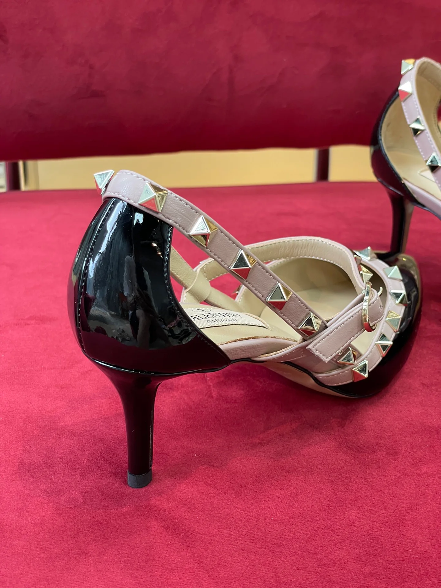 Новинка сезона осень/зима 2022 от Valentino - Туфли на высоком каблуке с заклепками - Черные