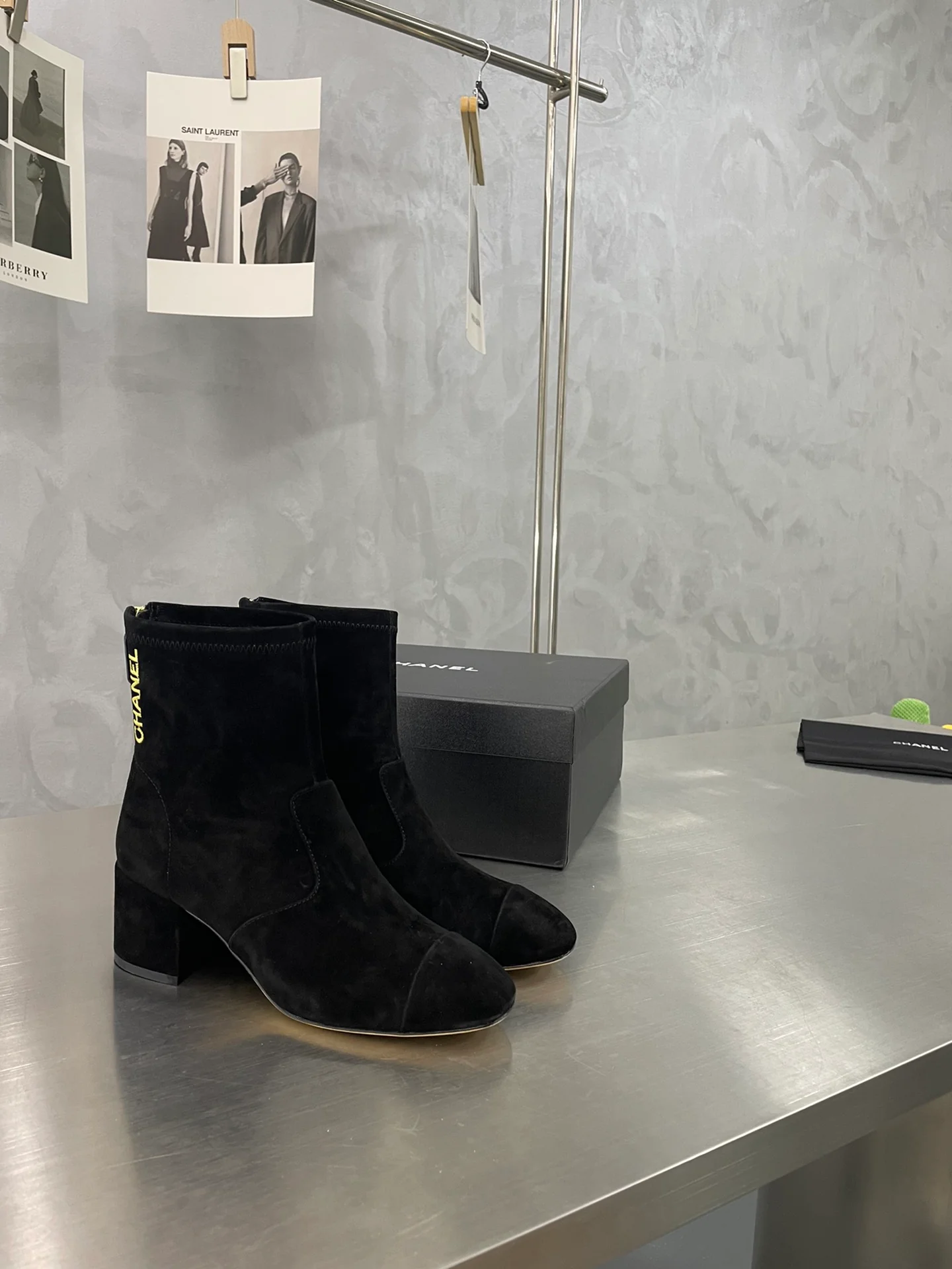 Ботильоны Chanel на массивном каблуке с острым носком - черные