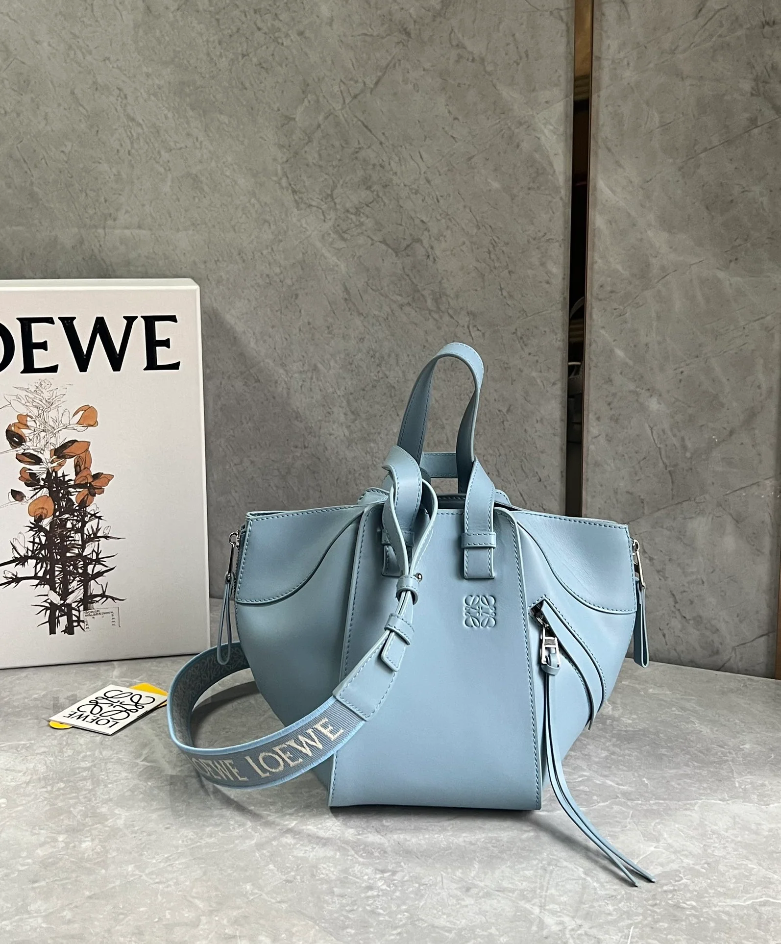 Сумка-гамак Loewe из монохромной эмалированной атласной коллекции - цвет аквамарин.