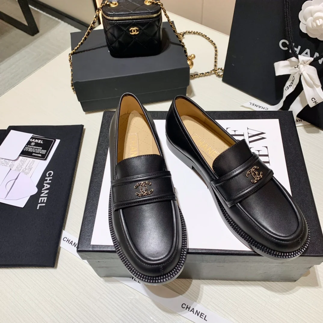 Классические лоферы Chanel с двойной цепочкой и логотипом C — черные.