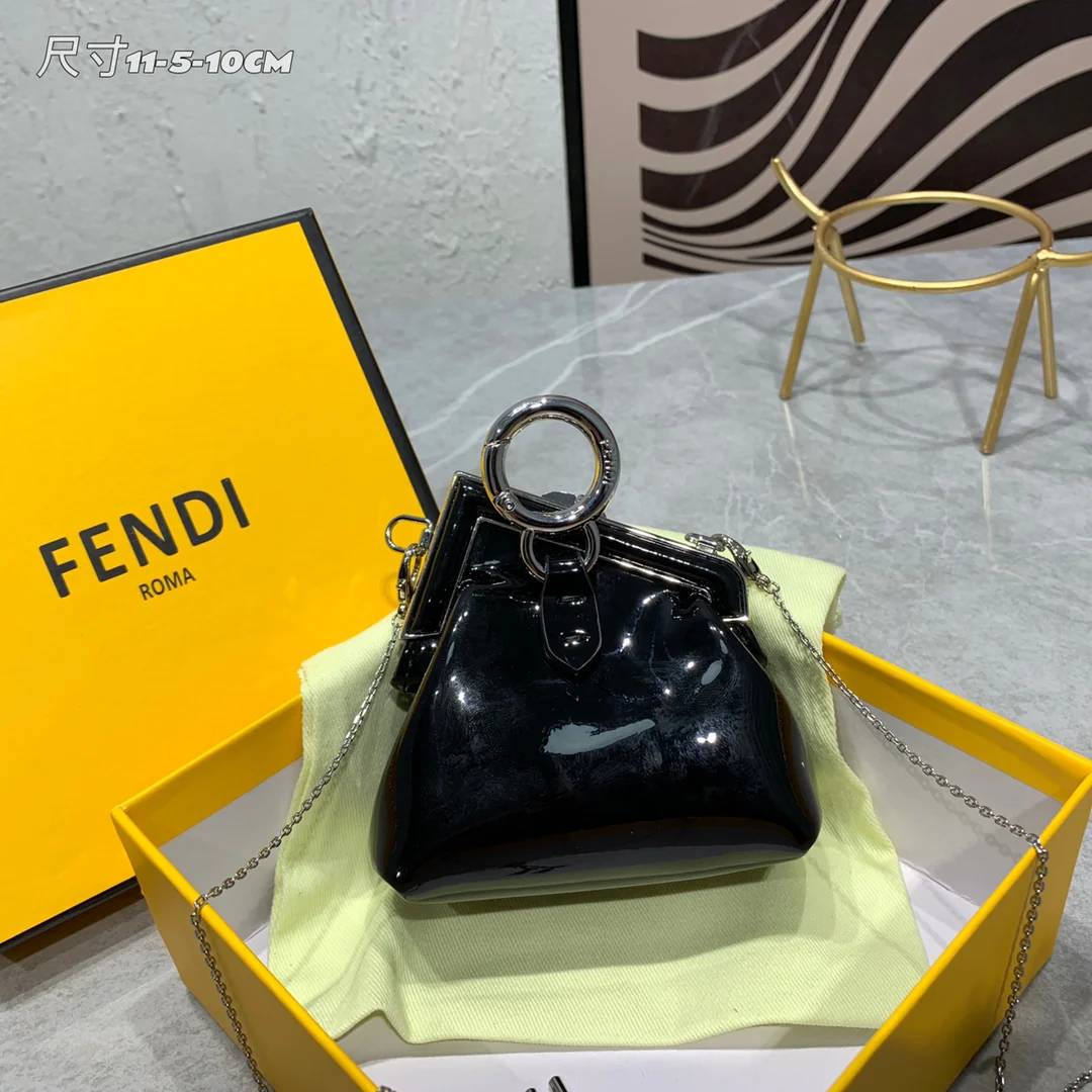 Мини-сумочка Fendi First из лакированной кожи черного цвета.