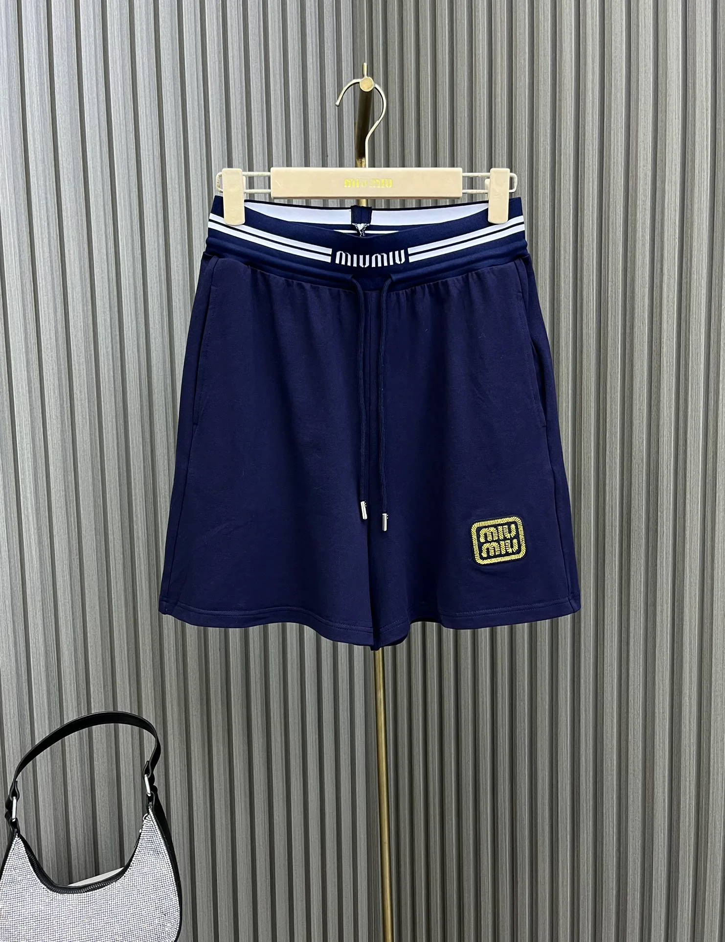 Miu Miu - 2404-24 Новинка: Комплект из шорт и вышивки (эксклюзивно в Isetan)