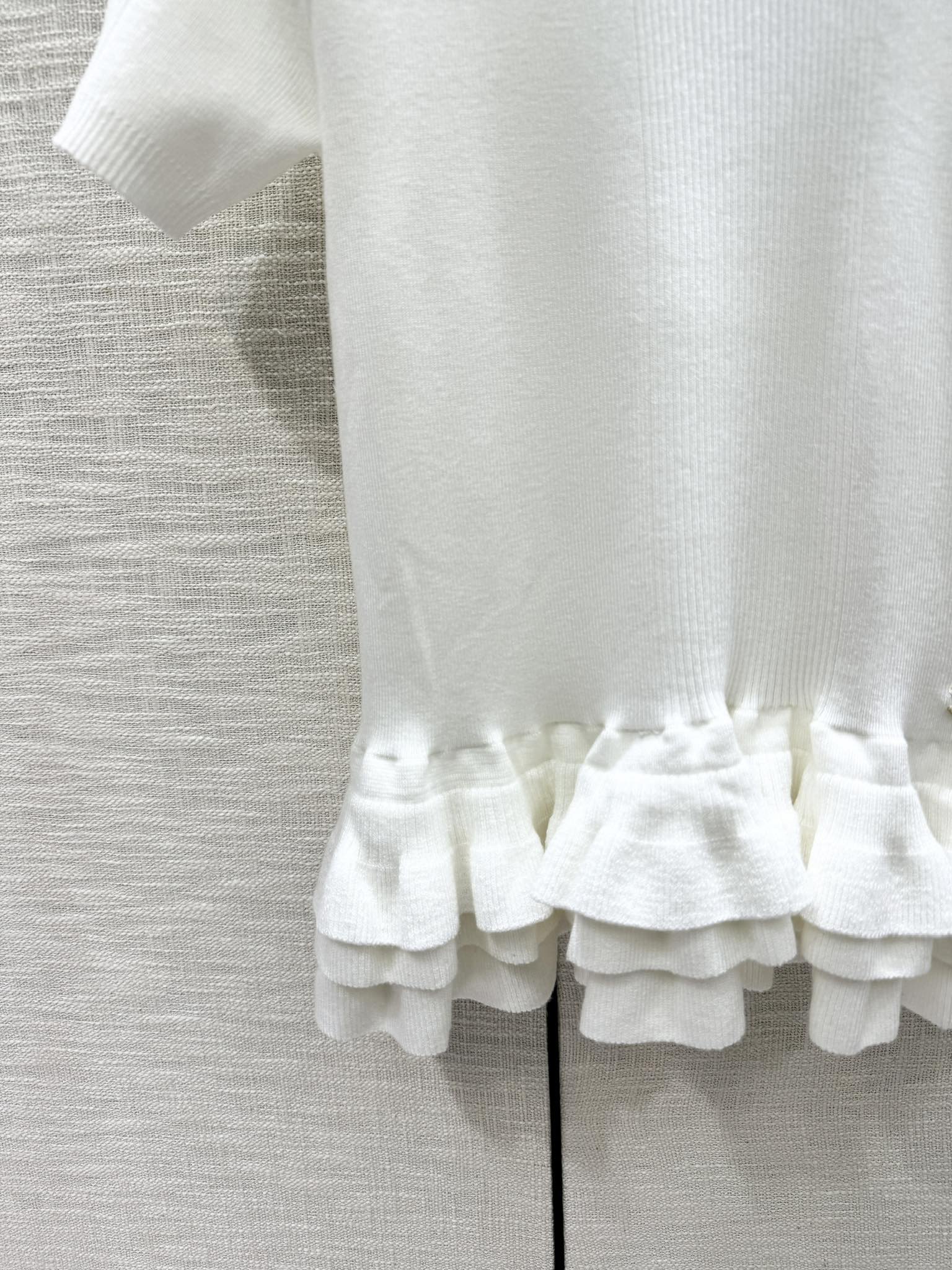 Платье Chanel 2403 с коротким рукавом, кружевной вязкой, белое.