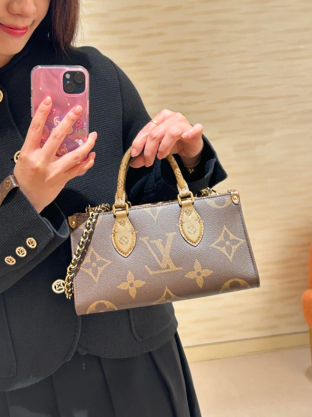 LV-mb163c-onthego-east-west-chain-handbag-classic monogram