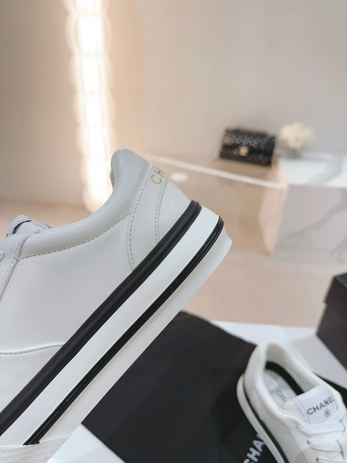 Новинка сезона ?Начало осени? от Chanel — повседневные туфли на платформе.