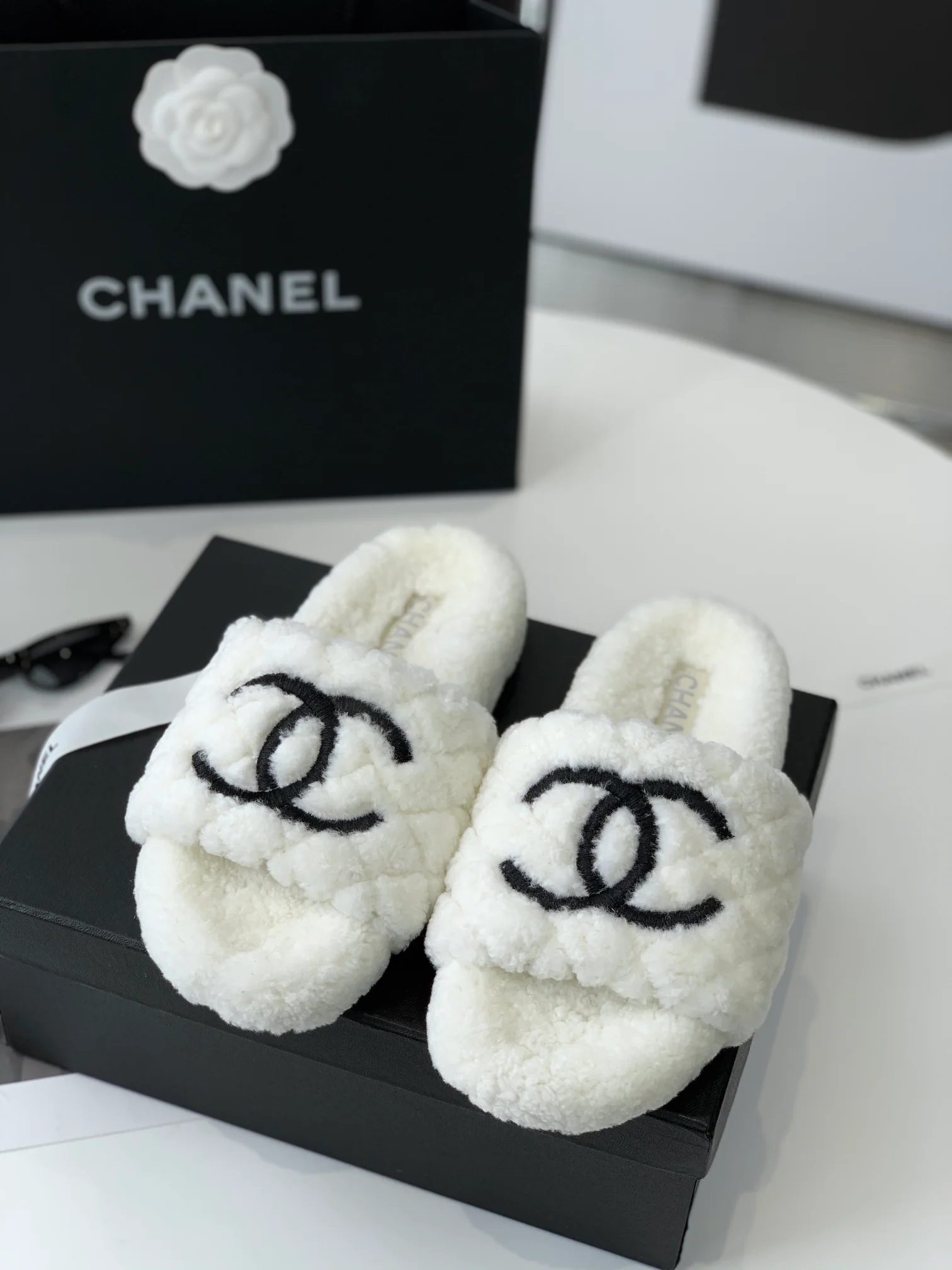 Chanel - Новые тапочки из овечьей шерсти - Размеры 35-41