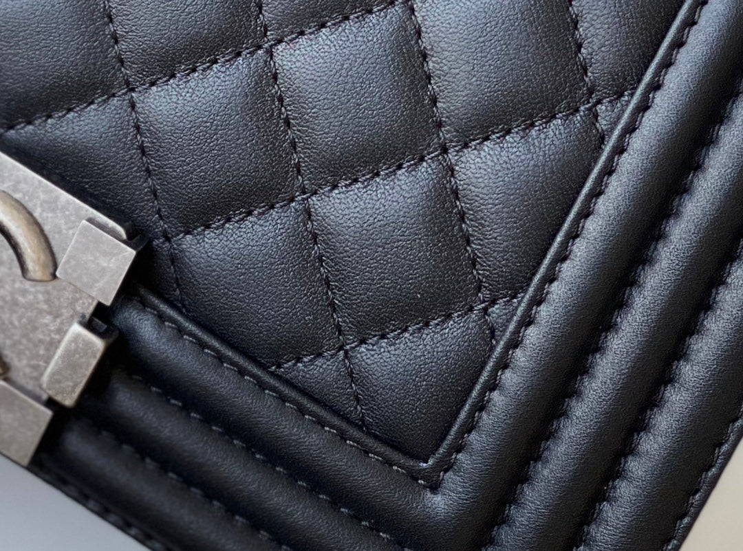 Chanel Le Boy 25 - Черная телячья кожа - Винтажная серебряная пряжка