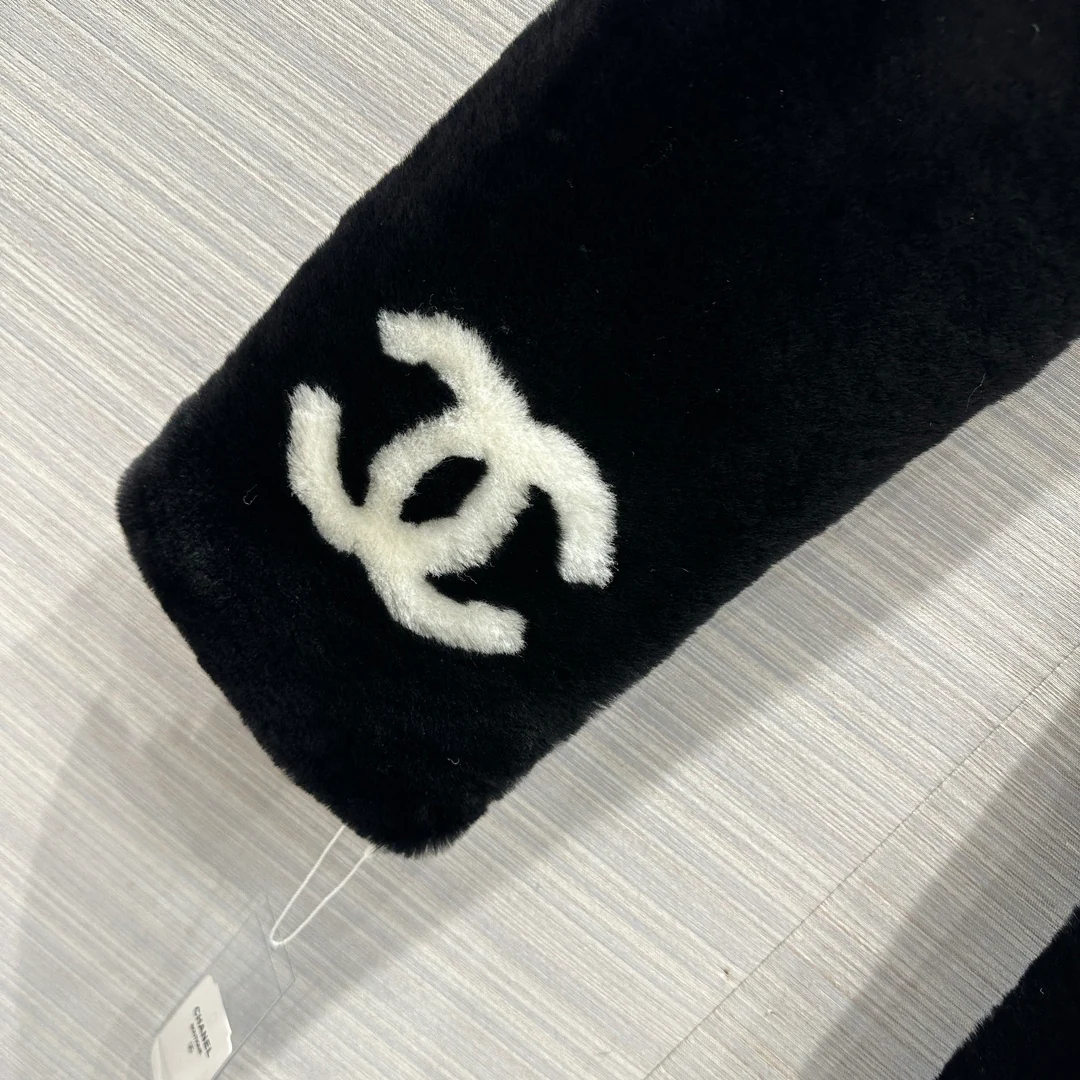 Новый шарф Chanel Double C из коллекции осень/зима 2023 — черный.