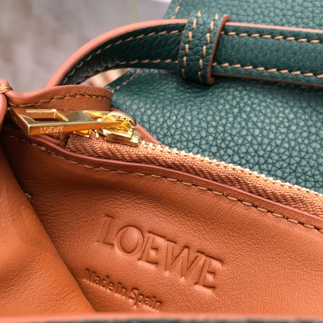 Сумка-треугольник Loewe, новая версия 2020 года - мини.