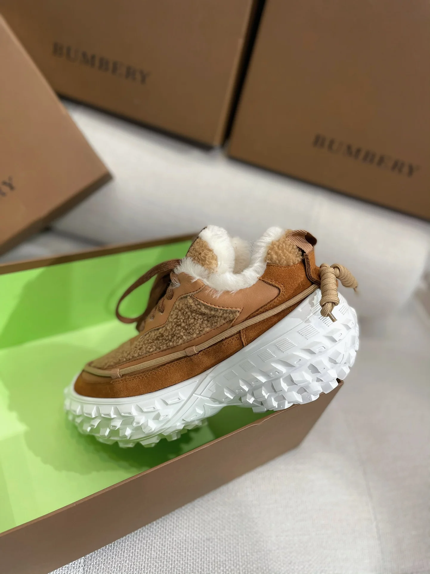Коллекция Burberry ?Ранняя весна 2022? — Пушистые зимние кроссовки — Коричневые