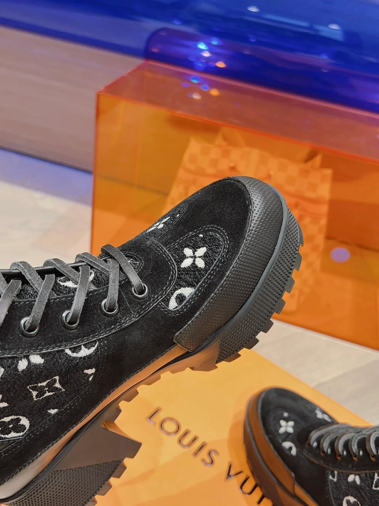 Новинка осенне-зимней коллекции LV 2023 — Ботинки Мартин на высоком каблуке — Черная серия — Модель 4