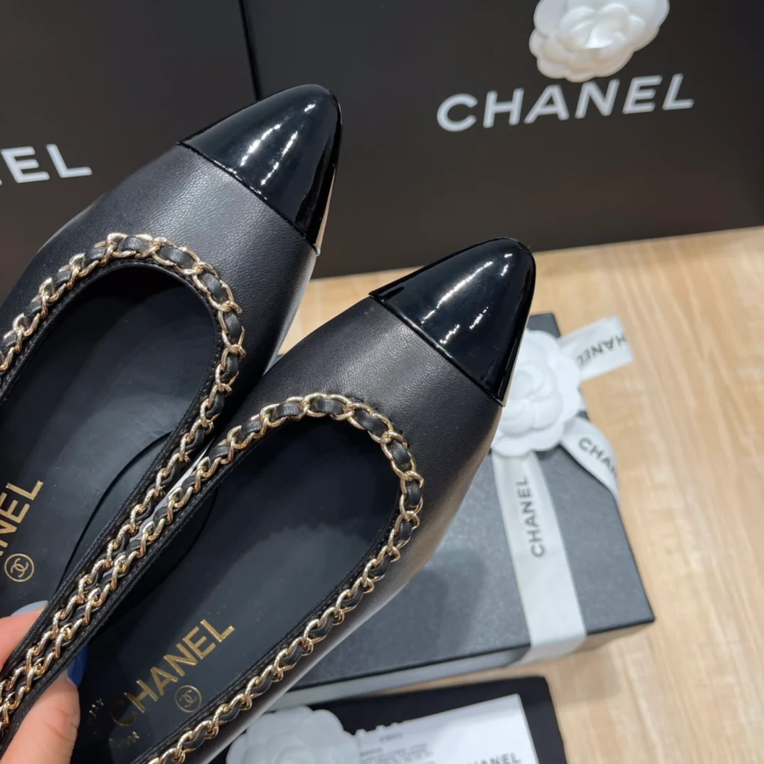 Chanel - Черные балетки с цепочкой