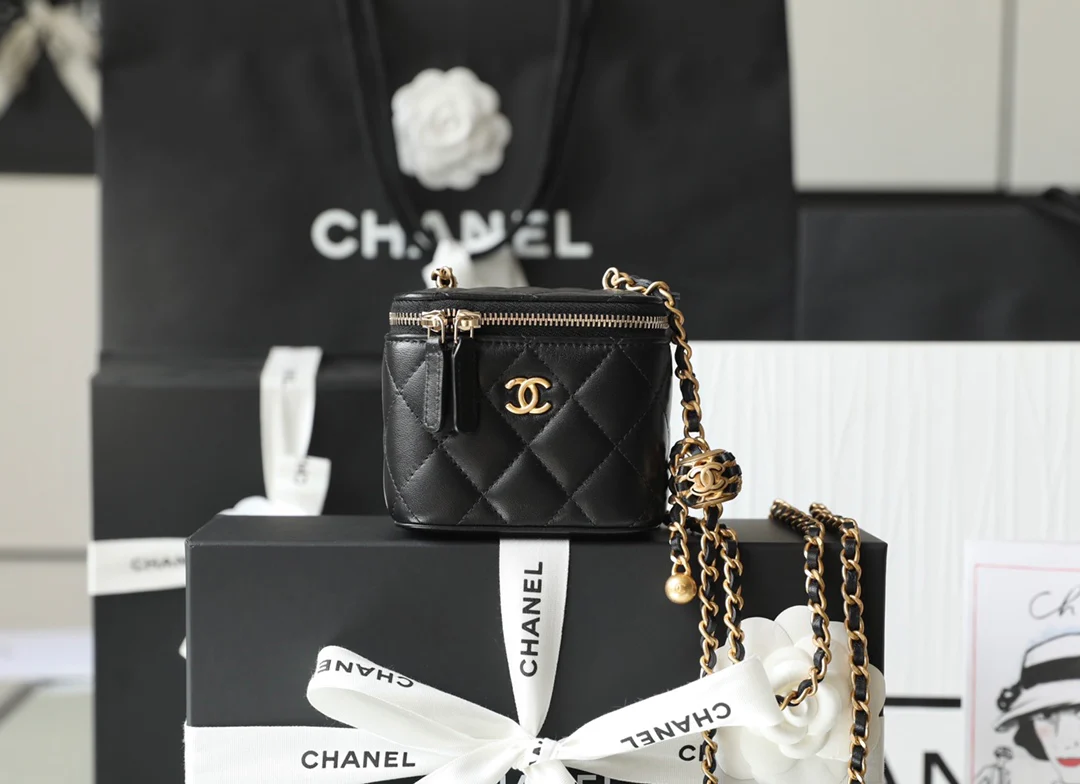 Chanel - Сумочка для помады 