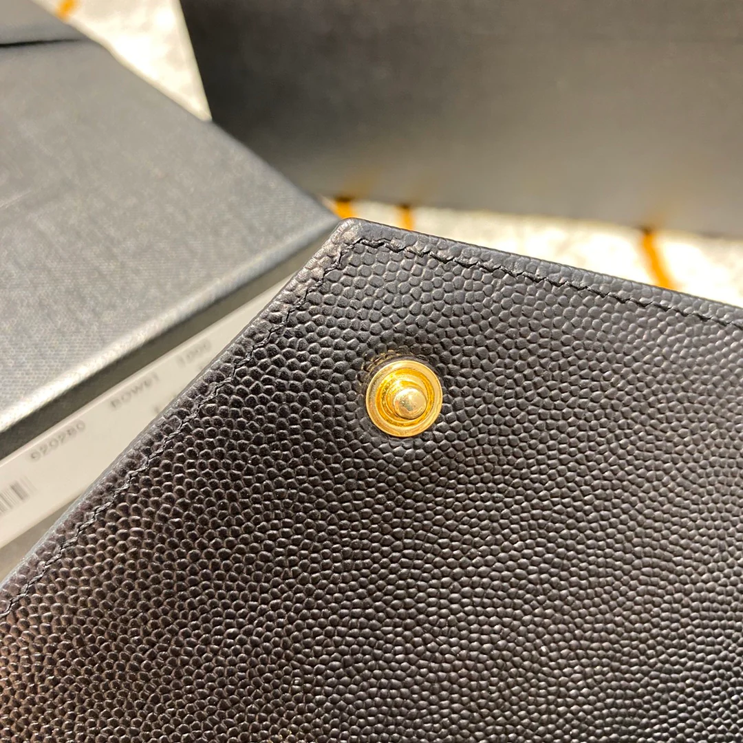 Сумка-конверт YSL с монограммой и икрой и V-образным ромбовидным узором