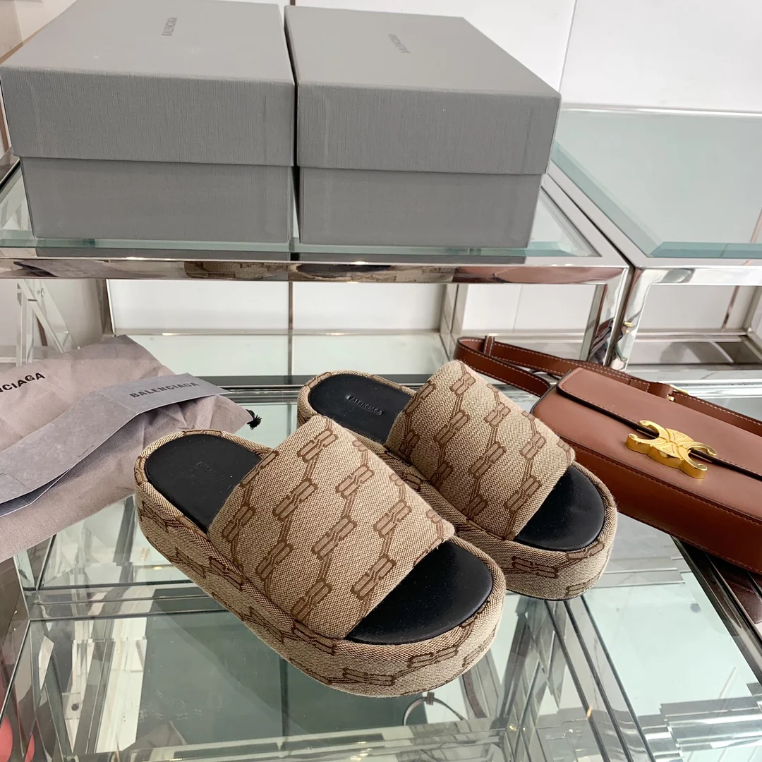 Новинка сезона весна/лето 2023 от Balenciaga - Тапочки на платформе с вышивкой - Коричневые