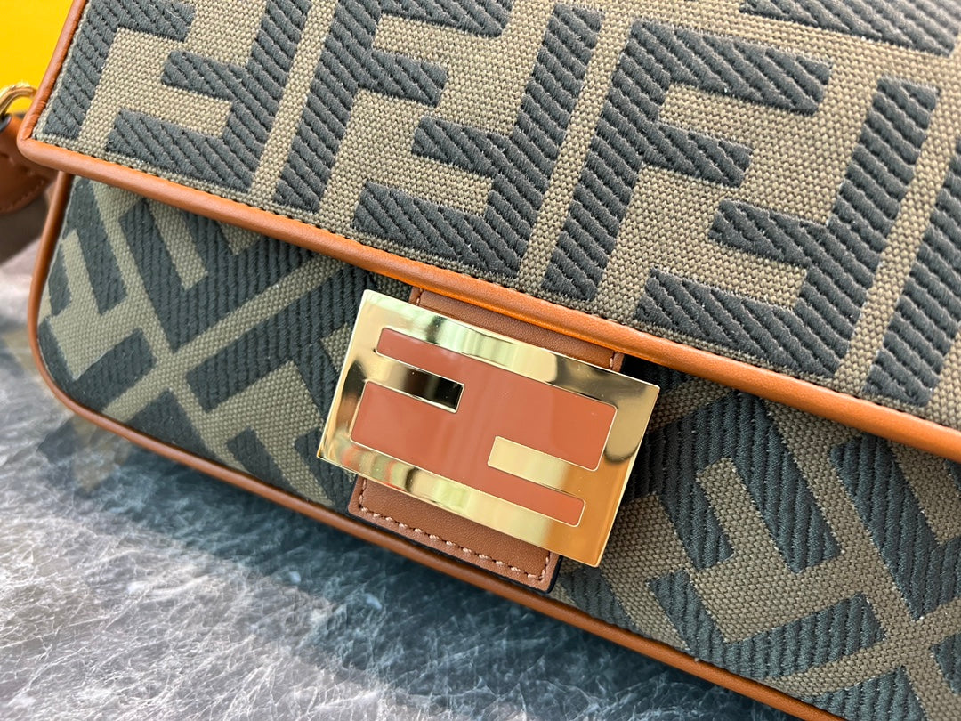 Сумка Fendi Baquette - вышивка из выстиранного денима.