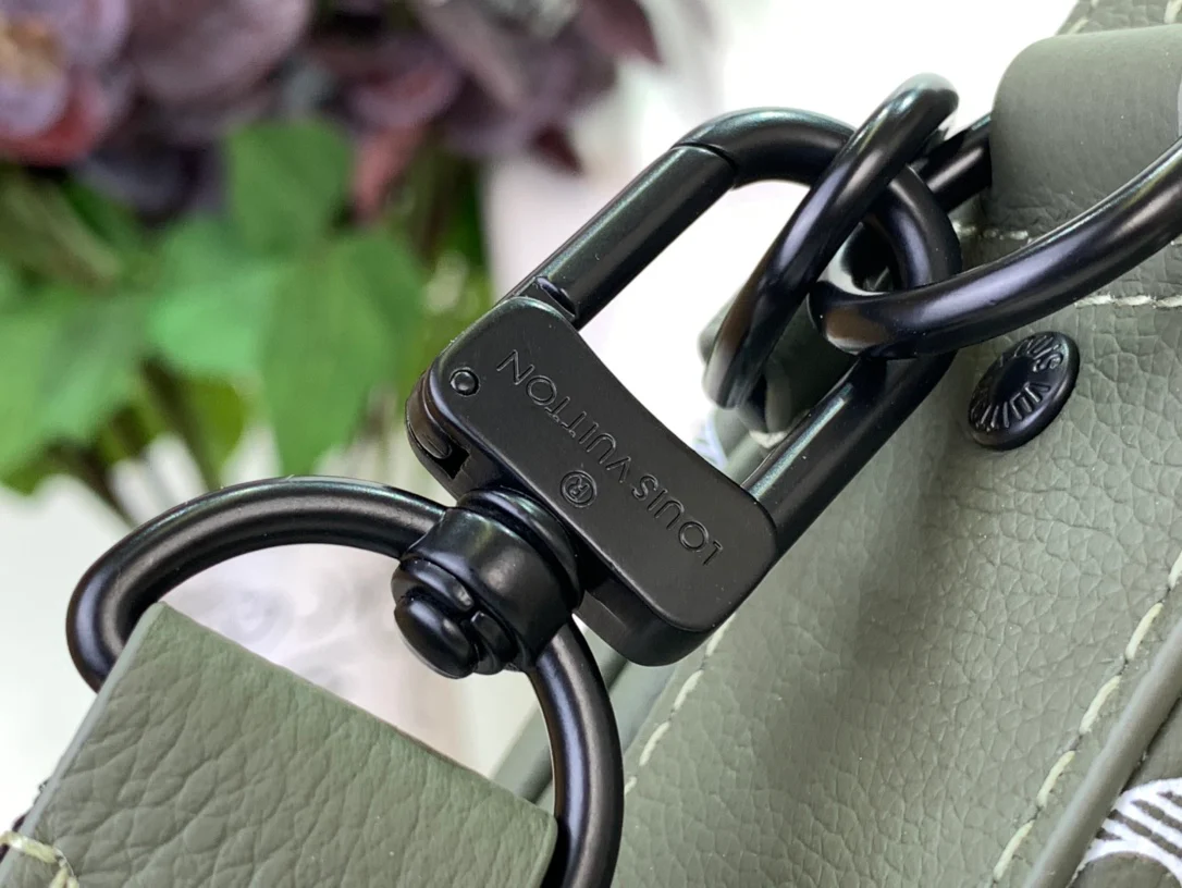 Сумка-мессенджер LV-m12490-trio с тисненым полосатым рисунком - зеленая