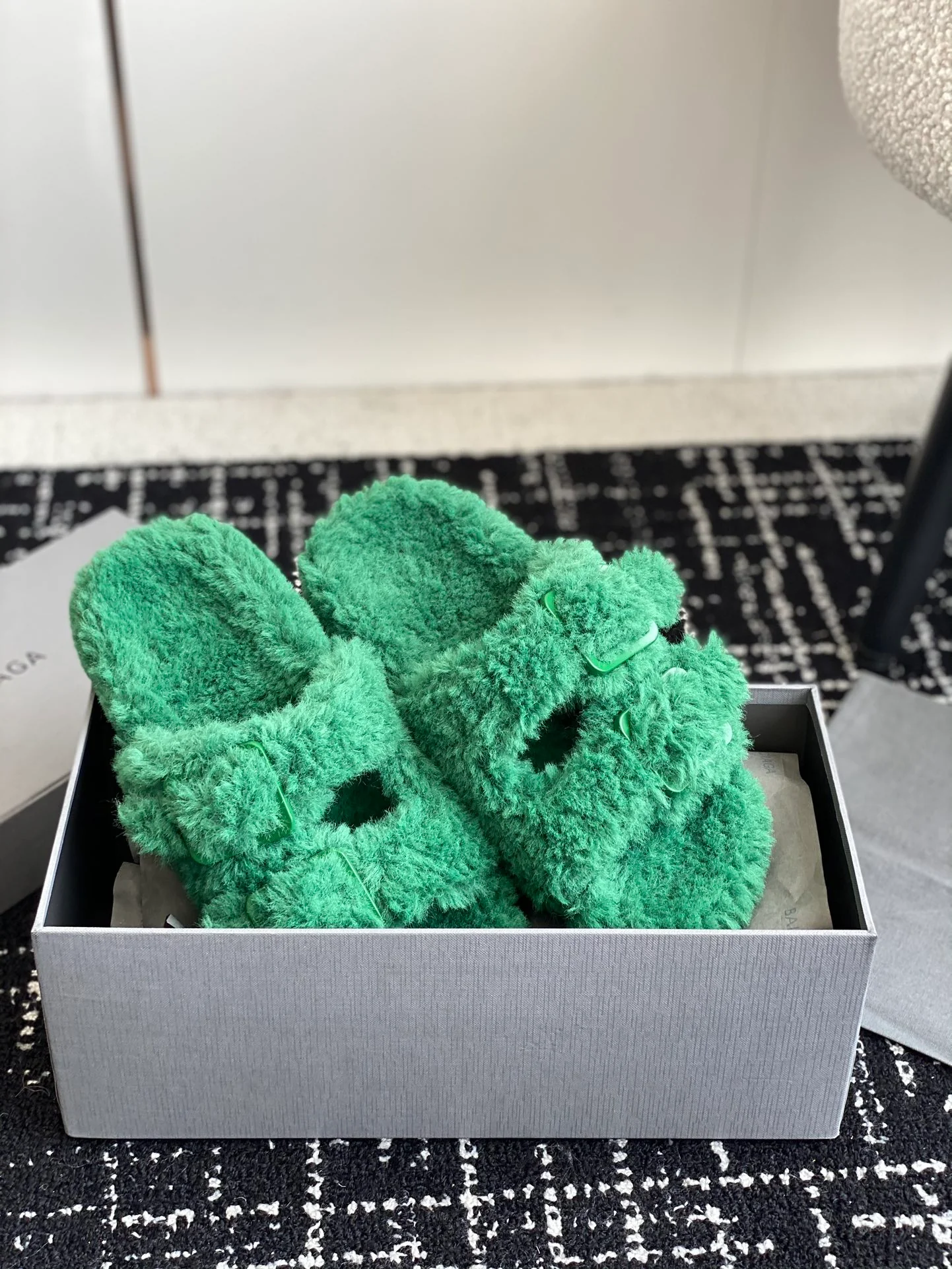 Новинка сезона осень/зима 2023 от Balenciaga — Меховые тапочки — Зеленые с пряжкой