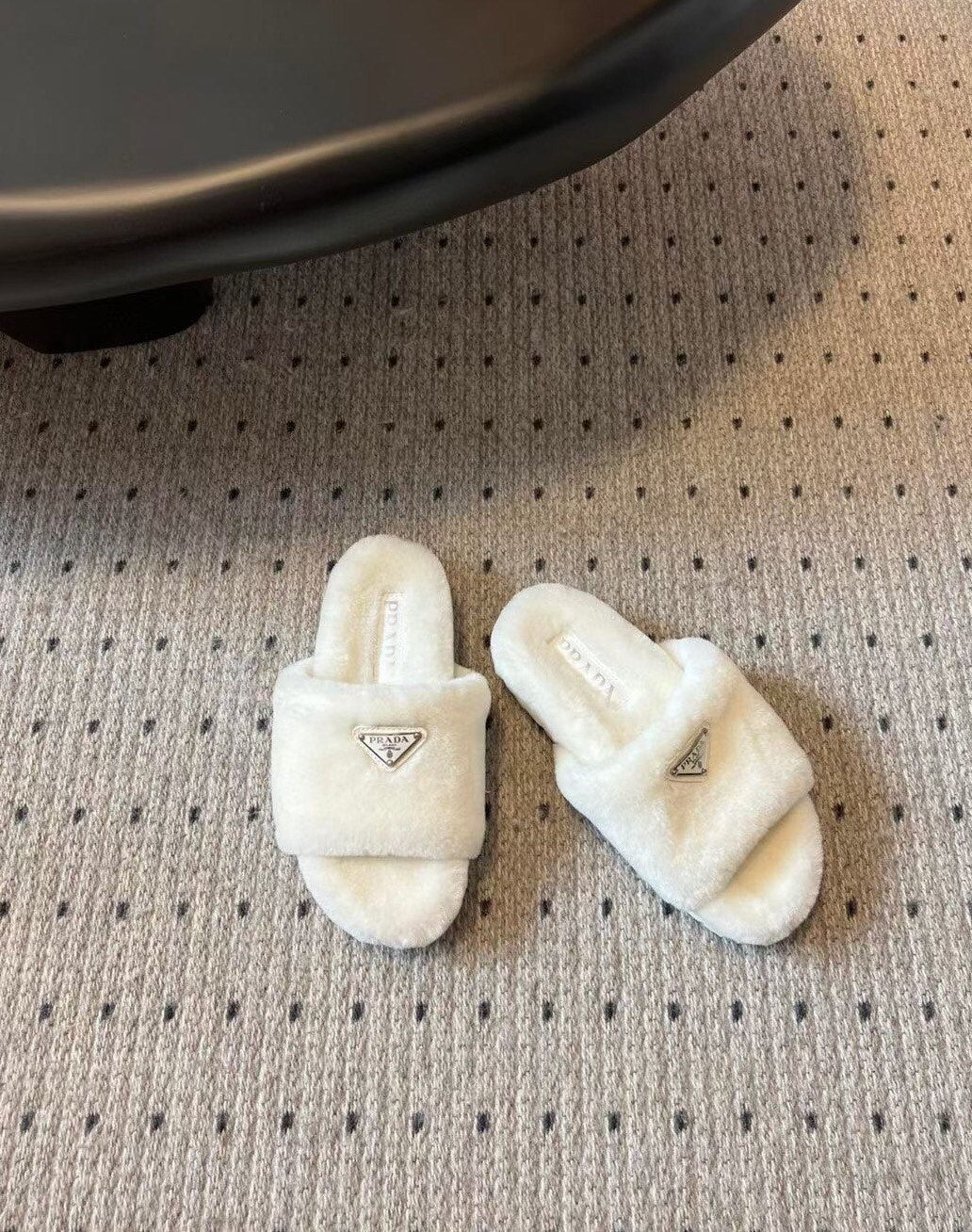 Новинка сезона осень/зима 2023 от Prada - Шерстяные тапочки - Белые