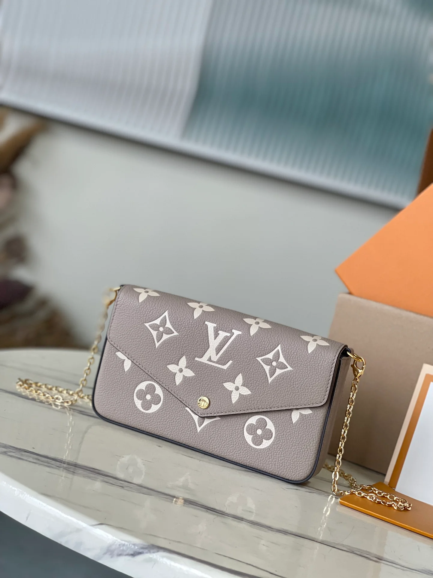 m69977-LV-pochette-felicie-empreinte сумка через плечо с тиснением, абрикосового цвета