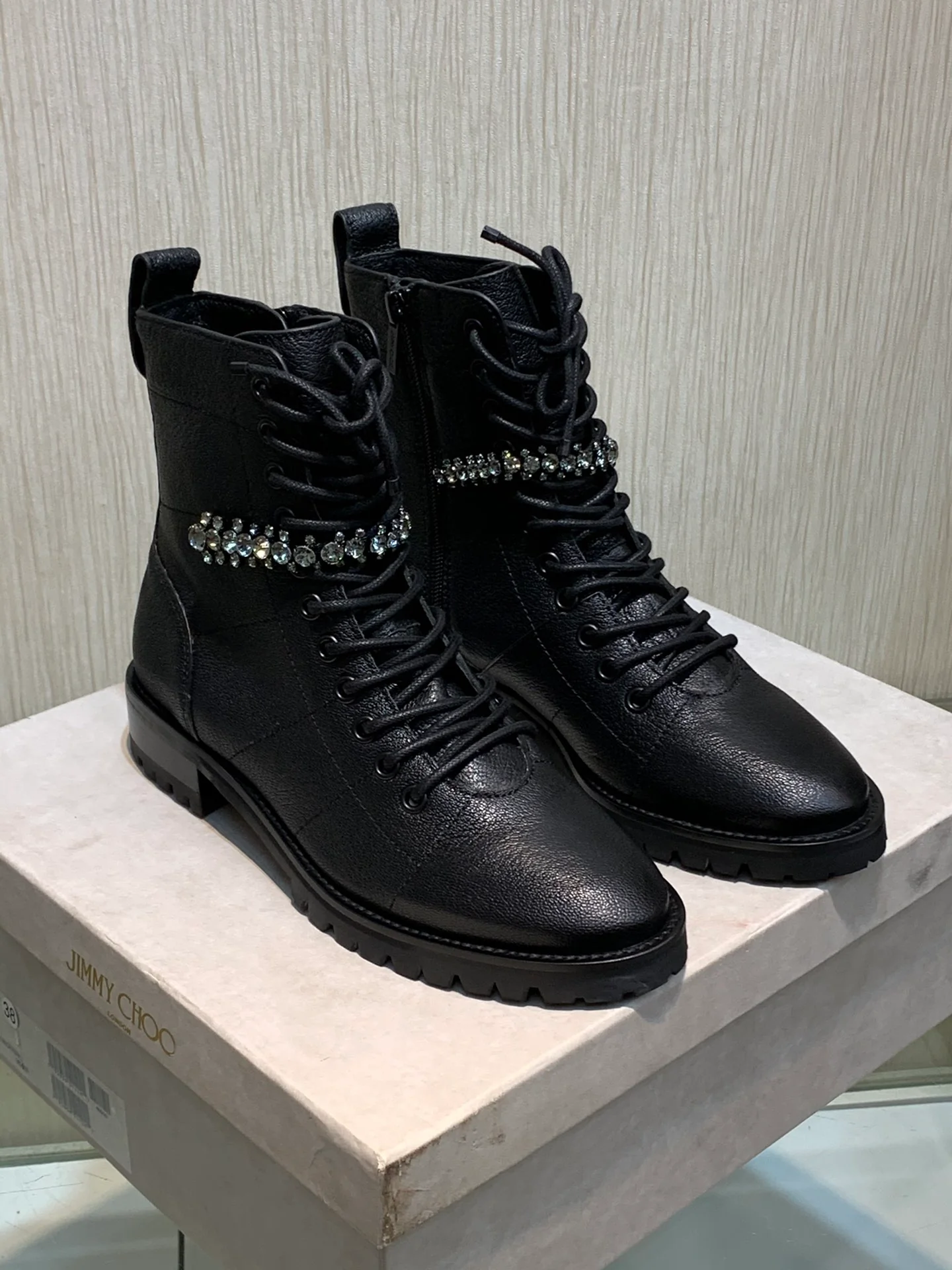 Jimmy - Новинка сезона осень/зима 2022 - Женские сапоги, украшенные стразами Swarovski