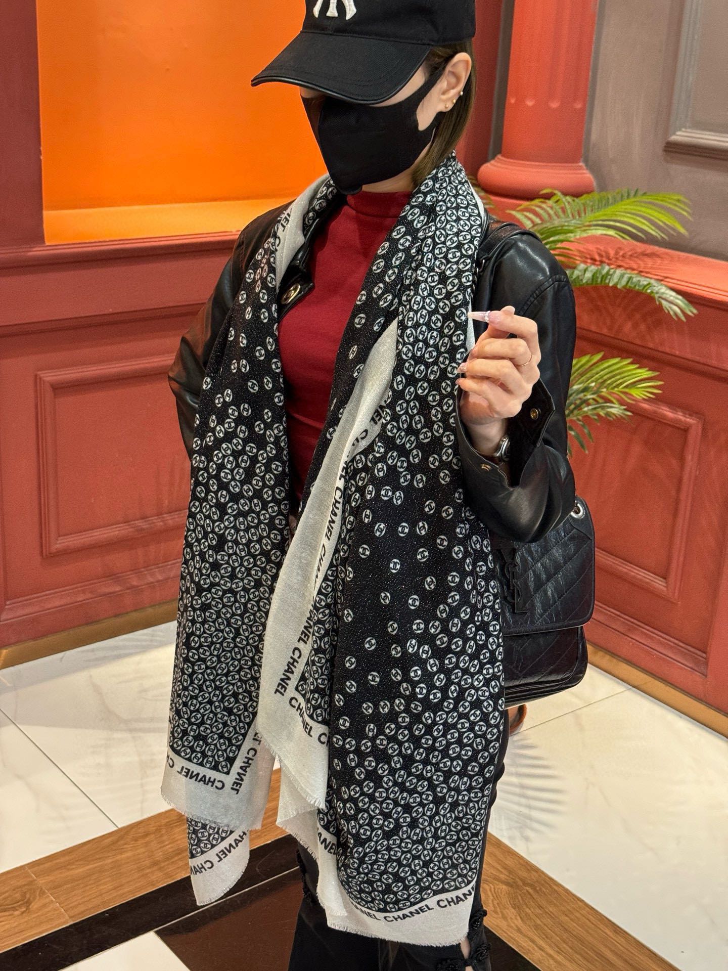Шарф Chanel 2024 с логотипом в виде маленькой серебряной монеты - 100-200