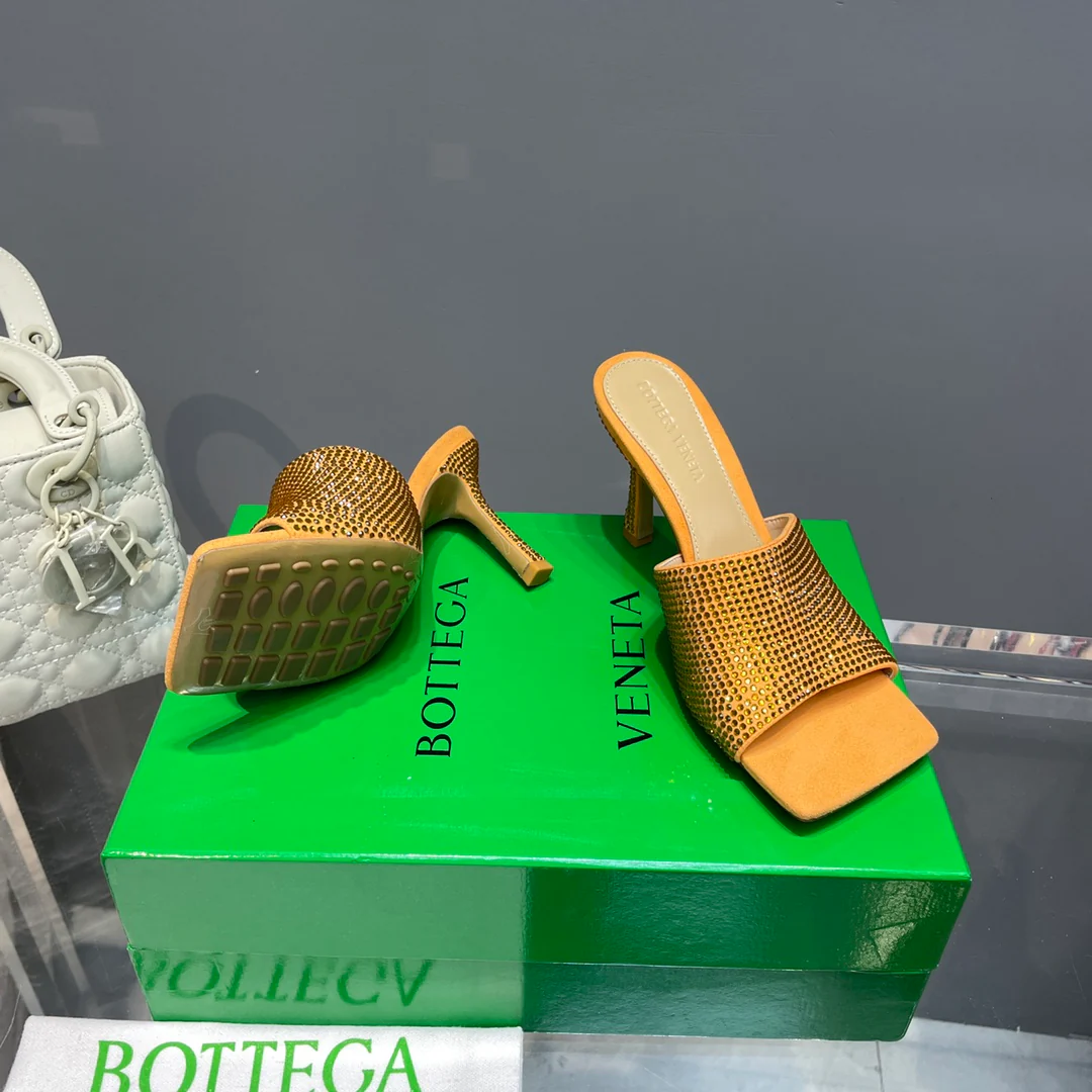 Сандалии на высоком каблуке из коллекции BV-2022 с подиума - 2 шт.