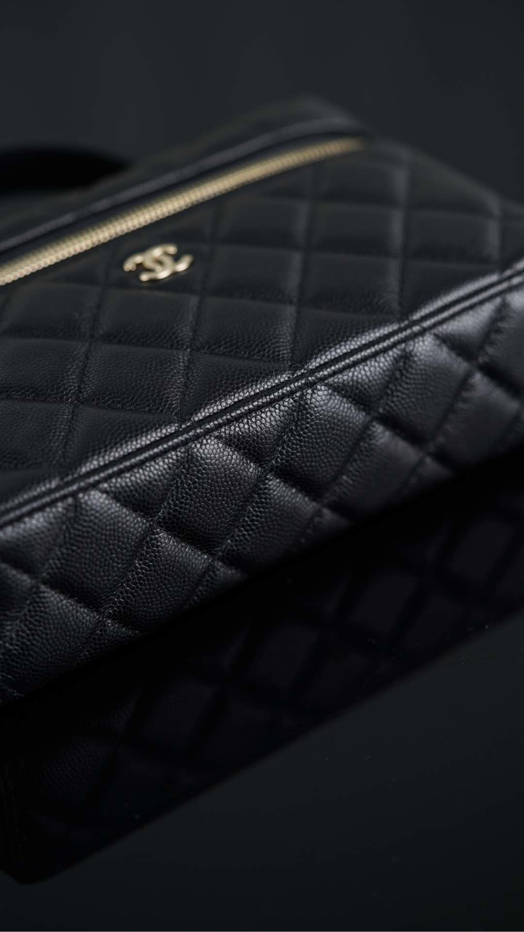 Сумка-ланчбокс Chanel 25c Lychee Beef - черно-золотая