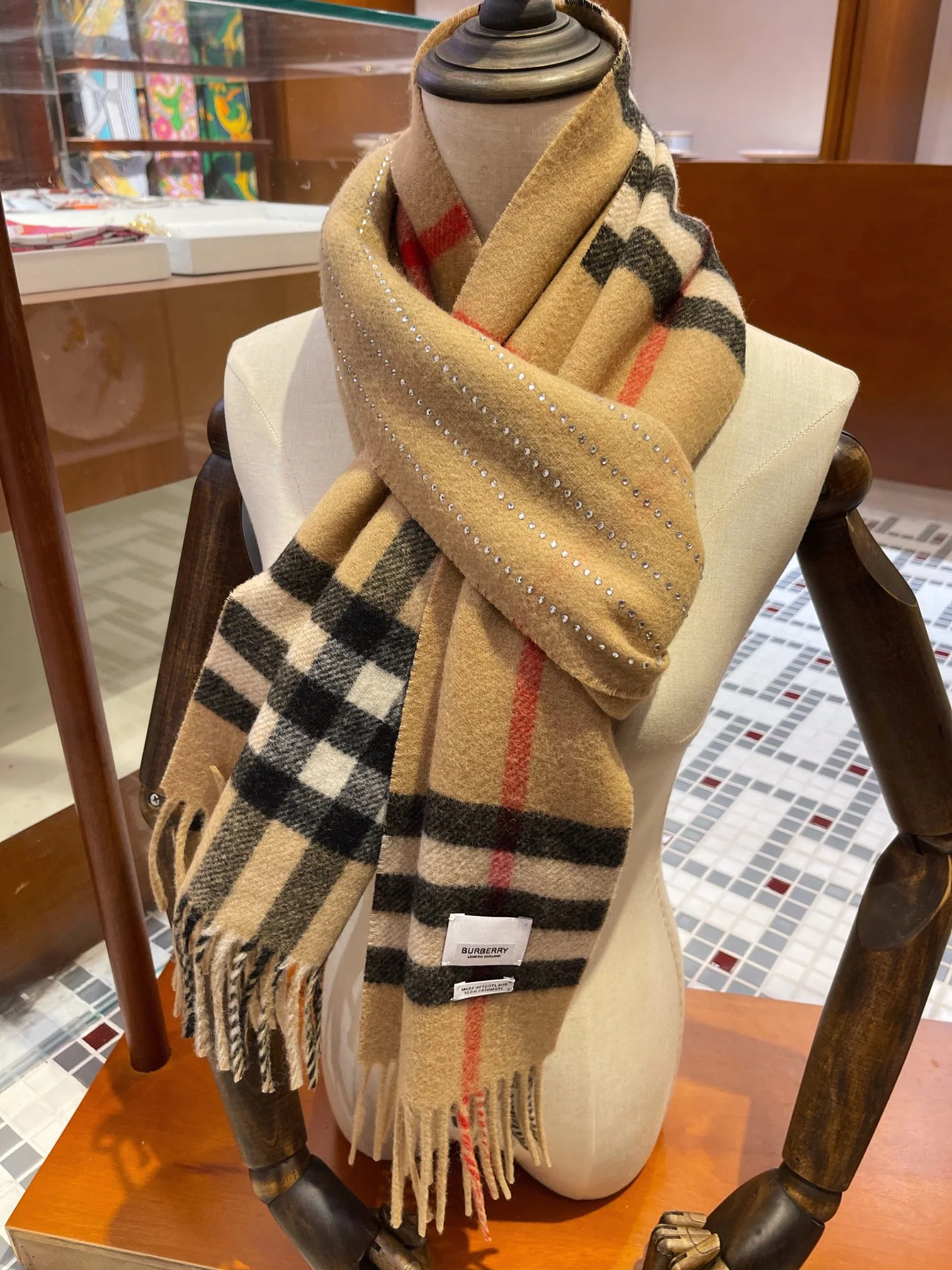 Burberry - Роскошный, но в то же время повседневный - Длинный шарф в клетку с кристаллами - Бестселлер