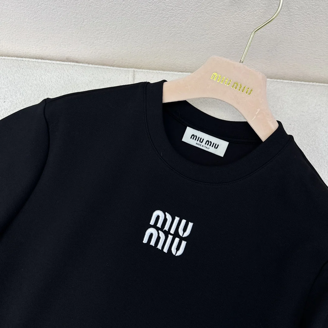 Miu Miu - 2404-24ss Весна/Лето Новинка Укороченное платье с короткими рукавами, которое можно носить как в сложенном, так и в раскладном виде - Черное