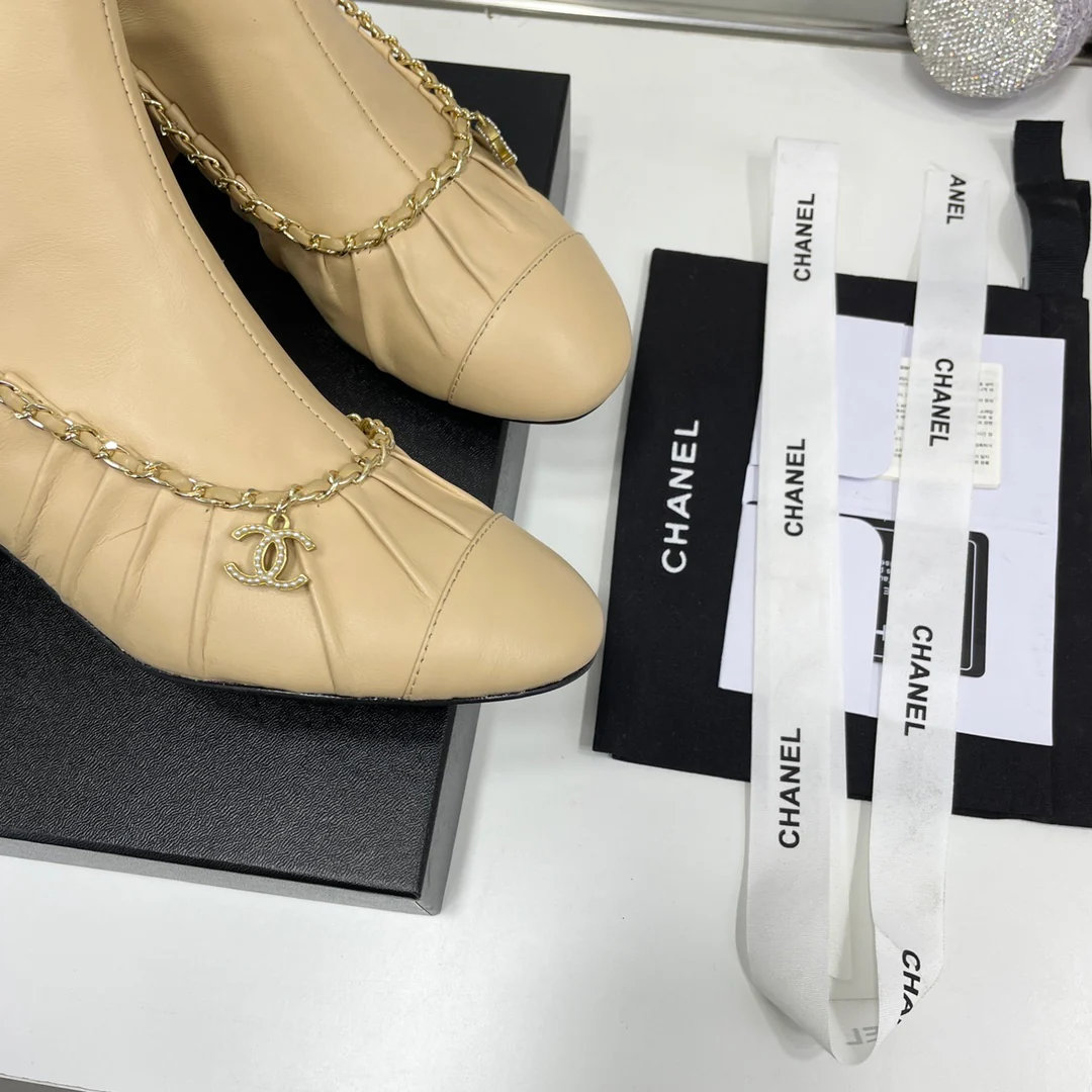 Новинка сезона осень/зима 2022 от Chanel — ботильоны на низком каблуке с цепочкой.