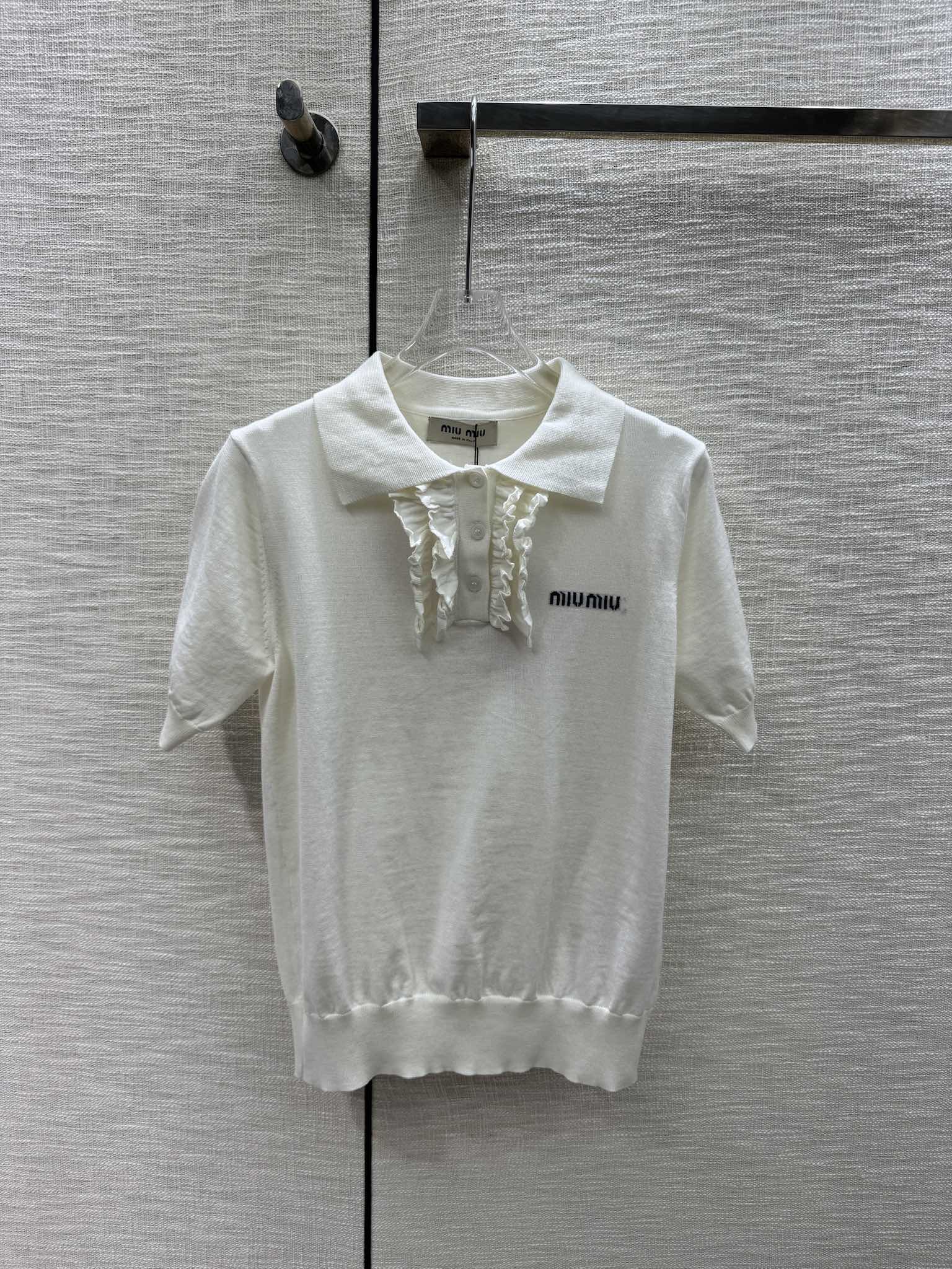 Miu Miu-2404 - Трикотажная футболка с коротким рукавом и воротником-поло с оборками, белая