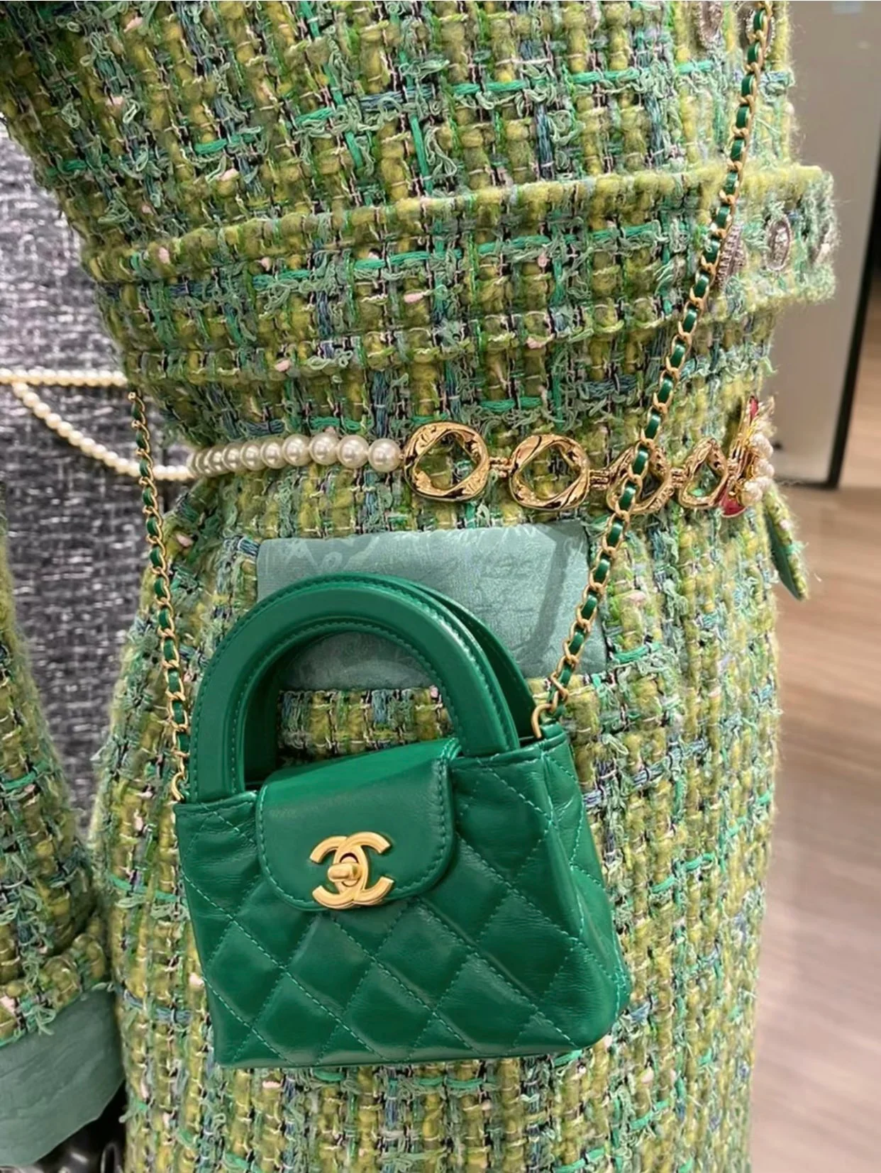 Мини-сумочка Chanel Kelly на цепочке - изумрудно-зеленая