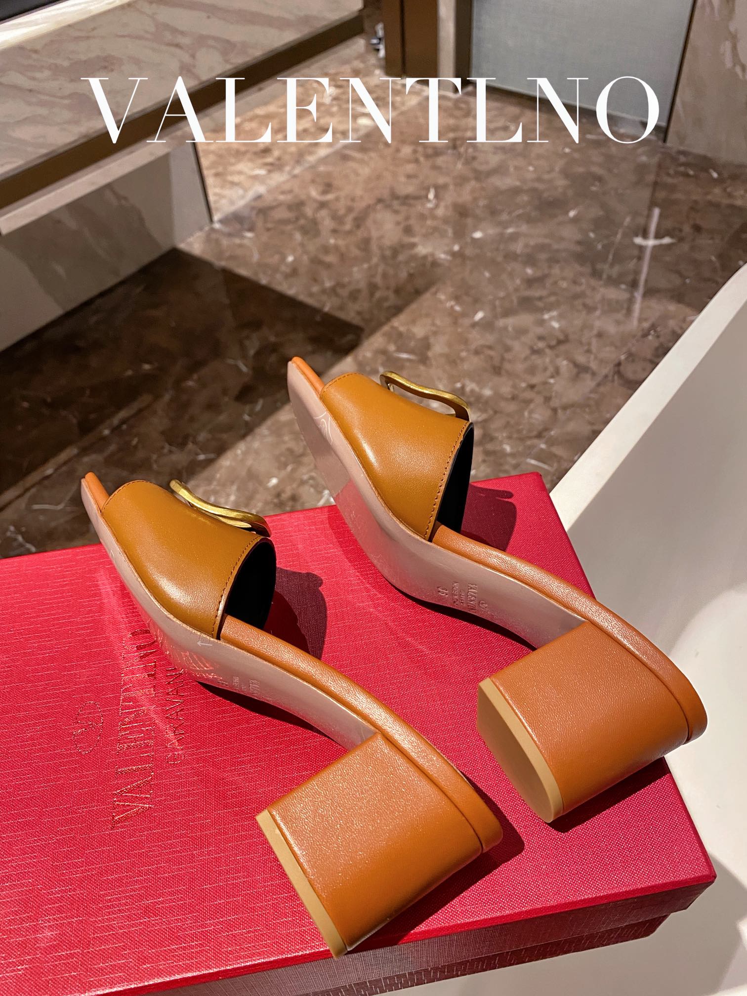 Valentino - Коричневые сандалии на массивном каблуке