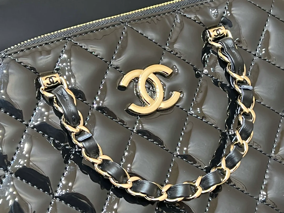 Новинка сезона весна/лето 2023 от Chanel - Сумка-ракушка из лакированной кожи - Большая - Черная