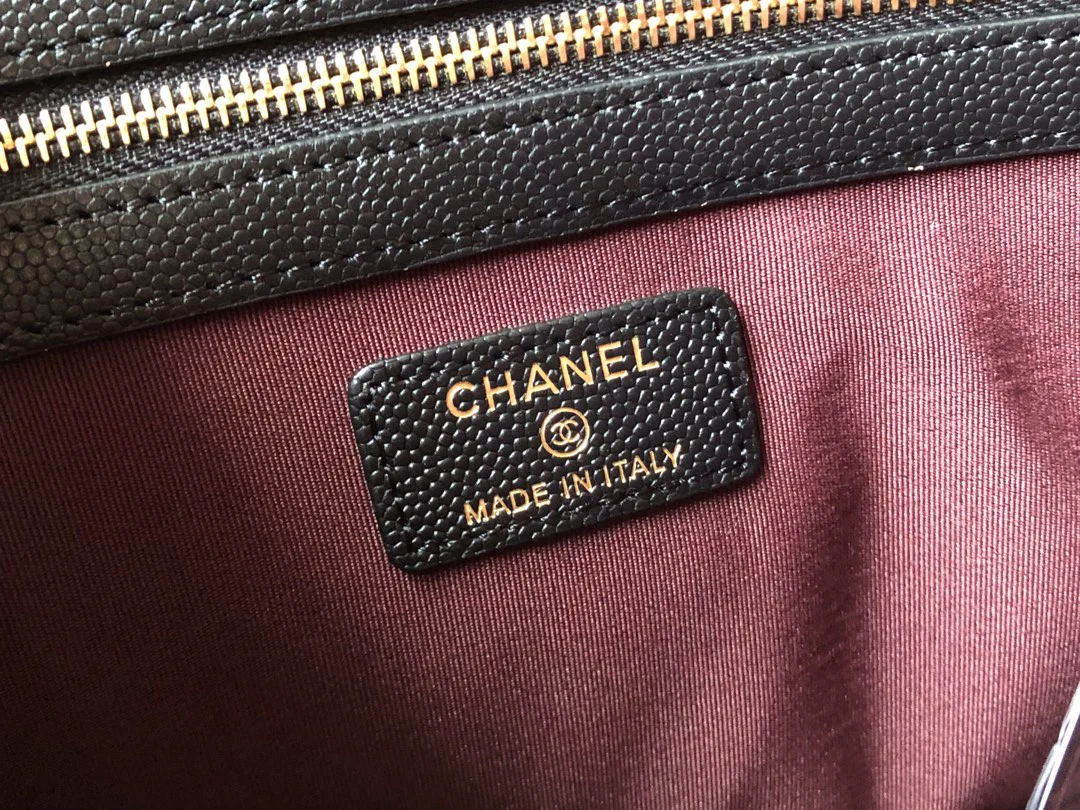 Маленькая сумочка-клатч Chanel с золотой фурнитурой